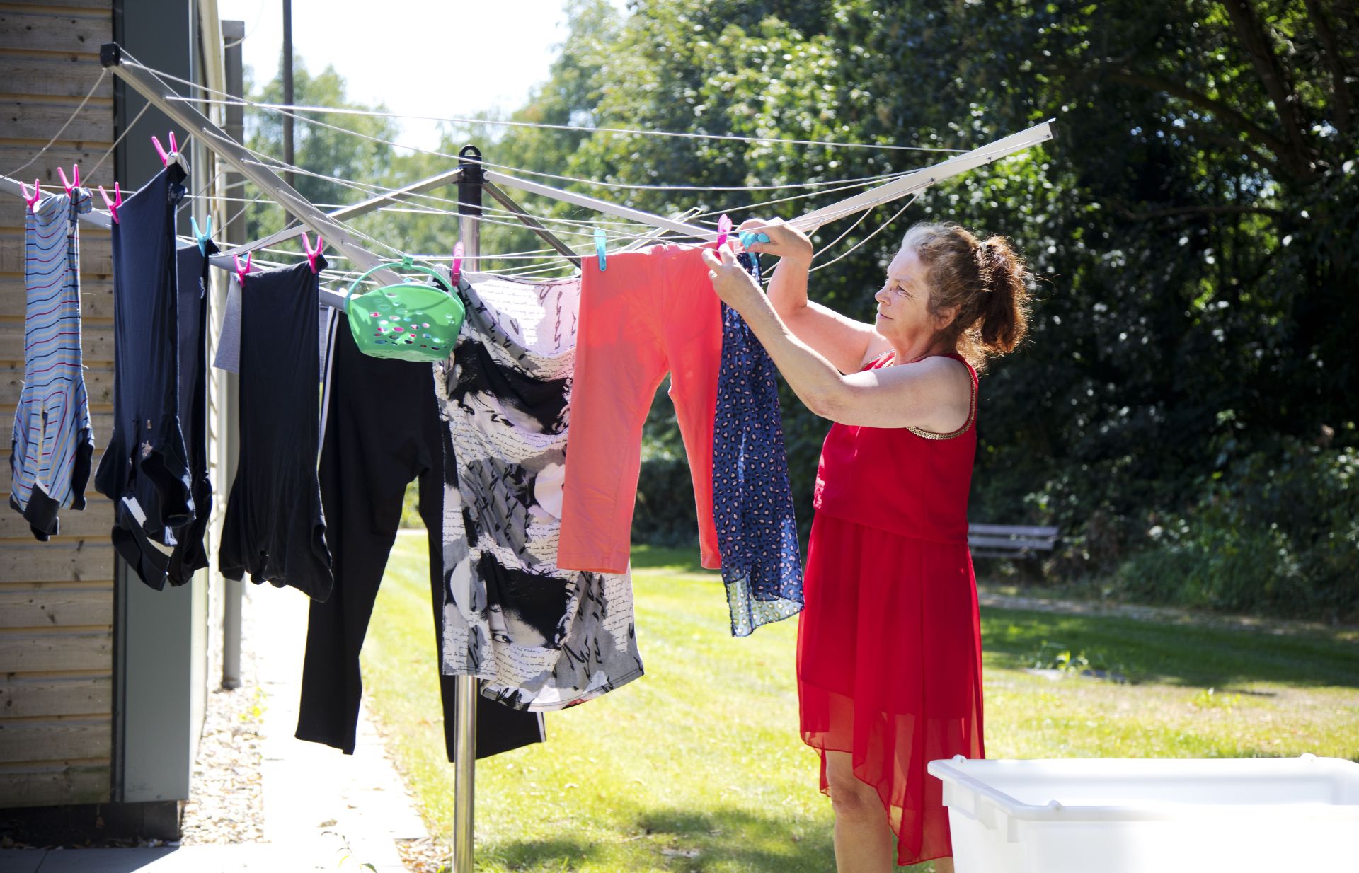 Bewoner Veltman hangt zelf de was op aan een draaimolen