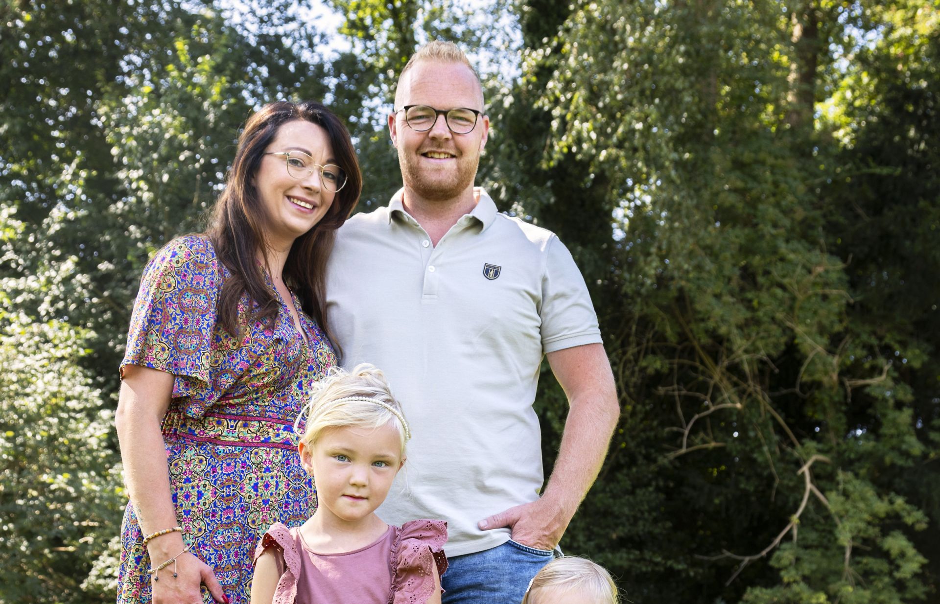 Aagje Bos zit op een bankje in een groene omgeving