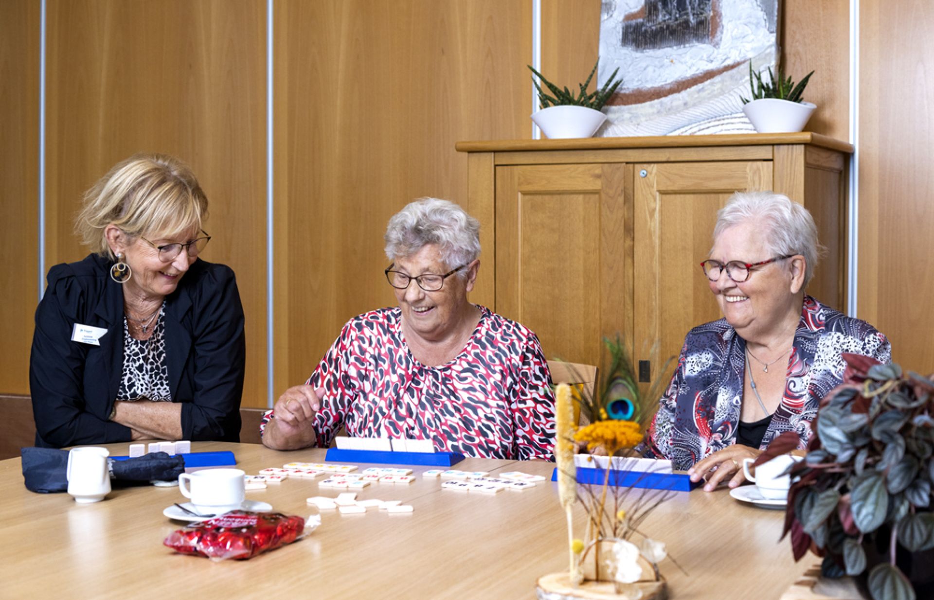 Drie vrouwen spelen samen een potje rummikub