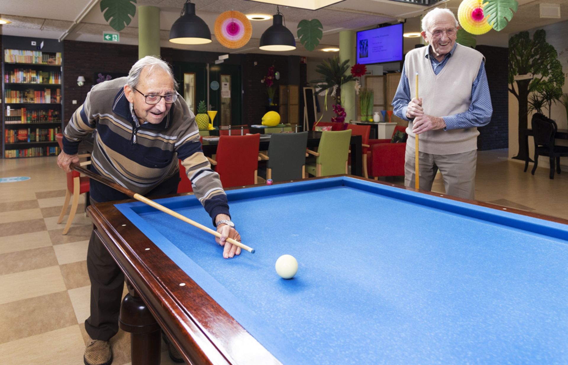 Twee mannen zijn samen aan het biljarten