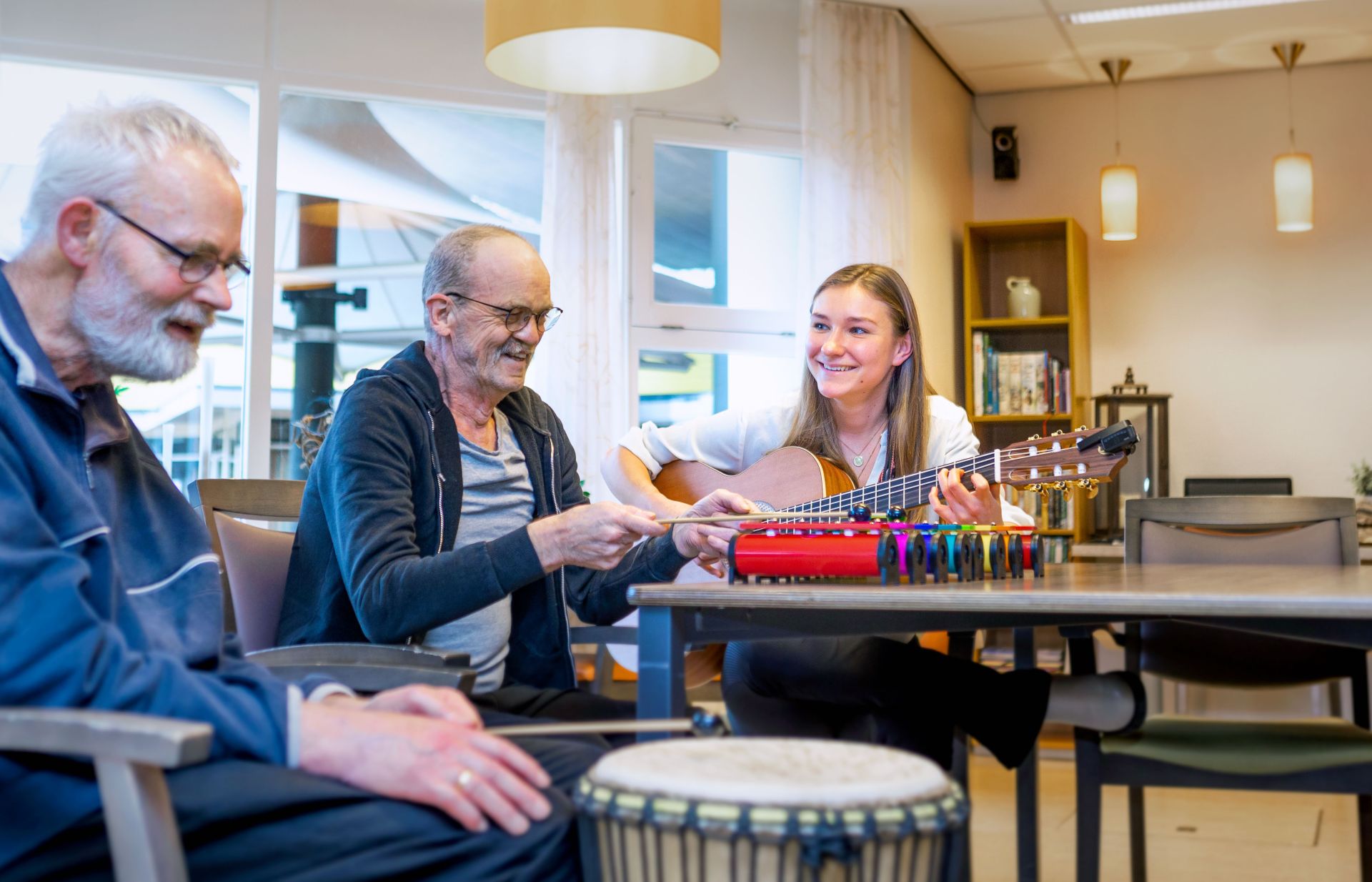 Cliënten genieten samen met muziektherapeut van muziek