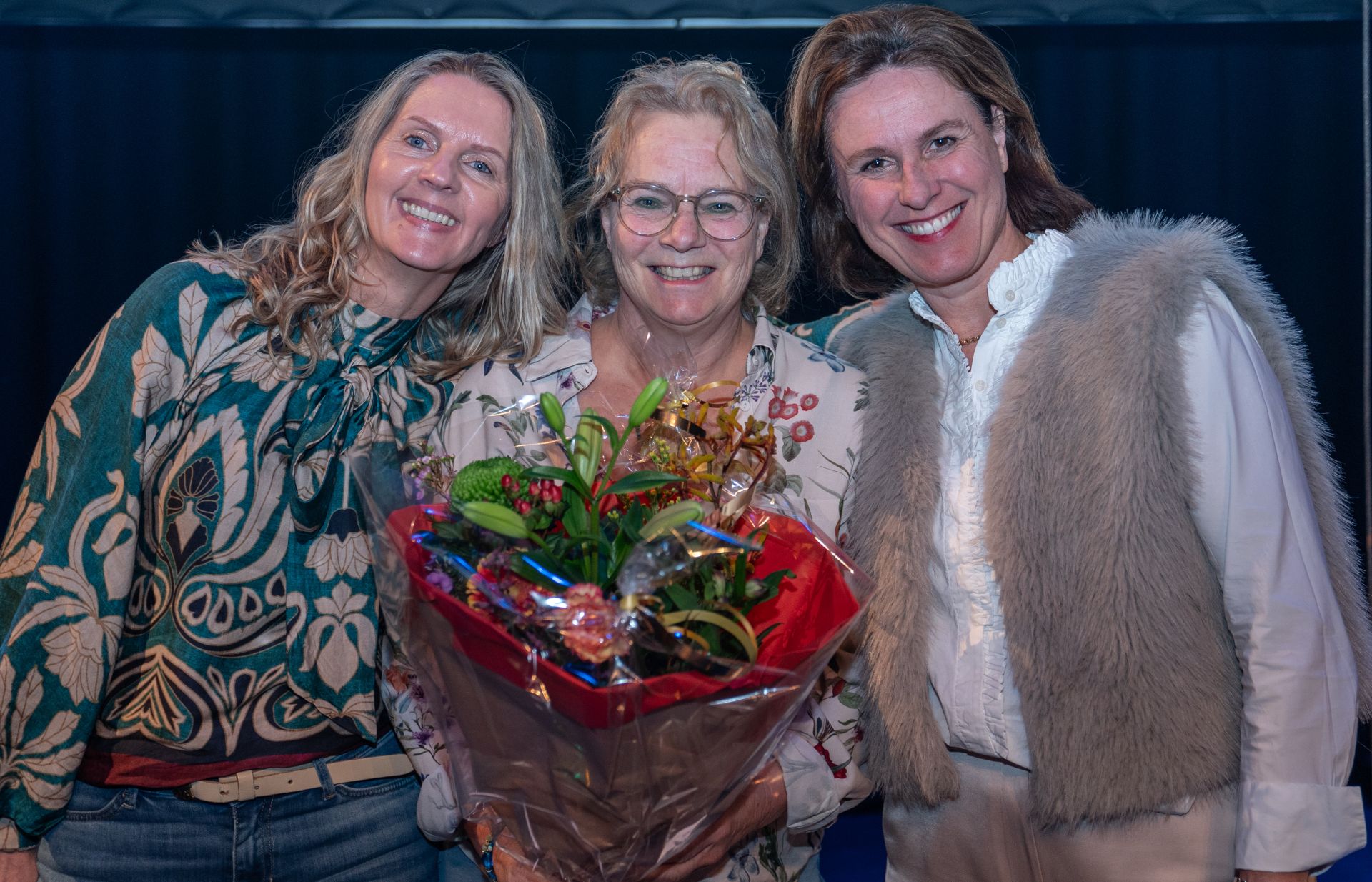 Collega's op de foto met een bos bloemen in de hand