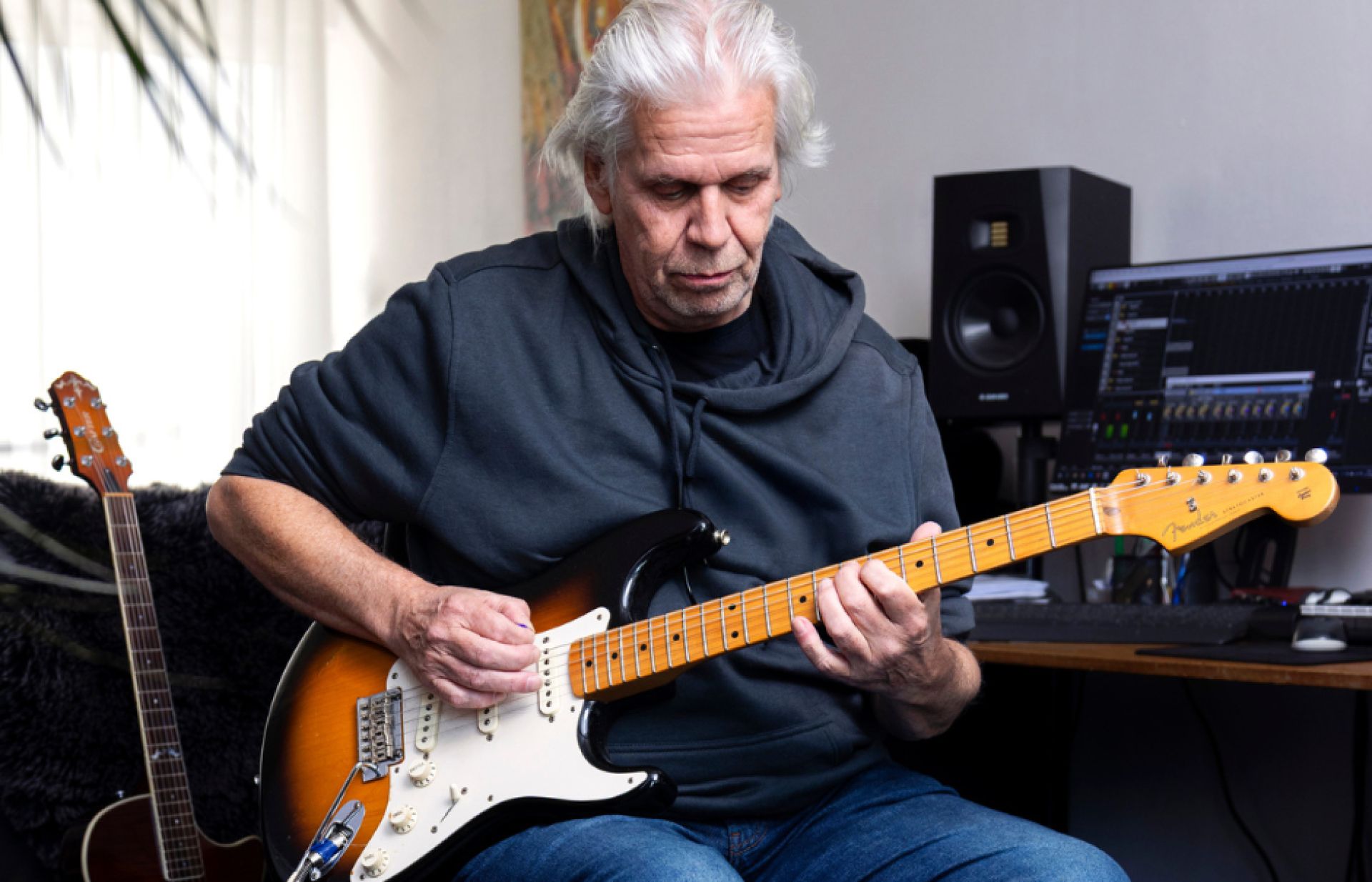 Geerten vertelt over muziekthreapie met zijn gitaar 