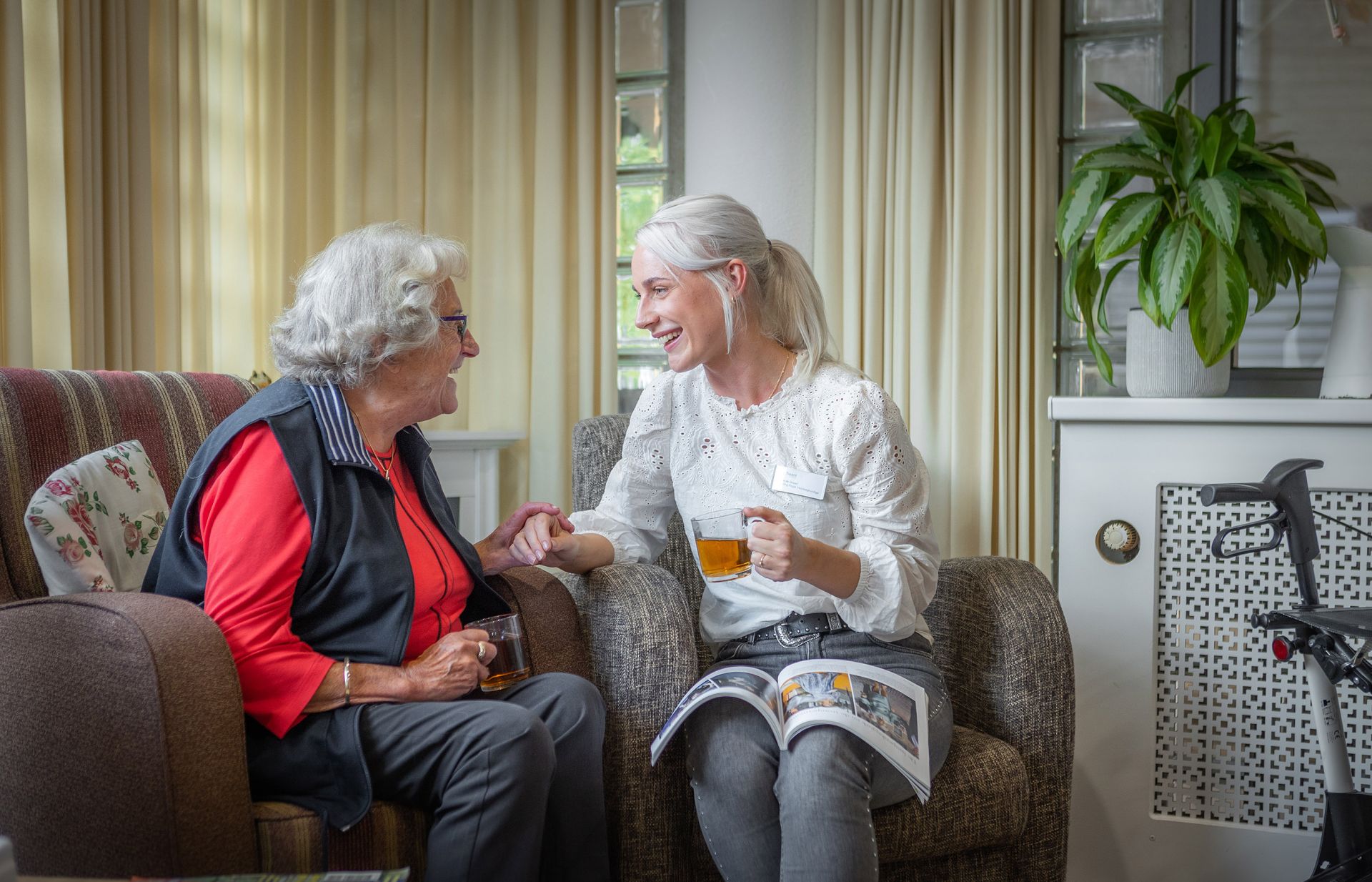 Cliënt en medewerker in gesprek