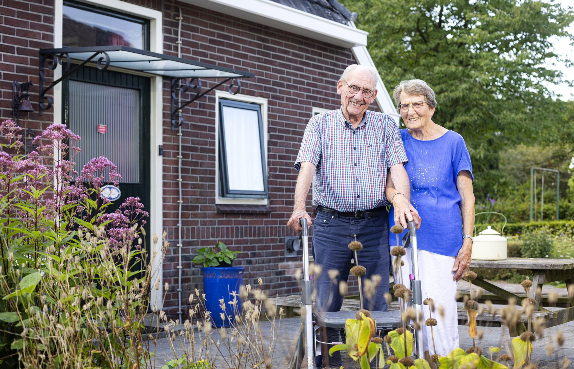 Gienus en Lammie staan voor hun eigen huis in Klijndijk