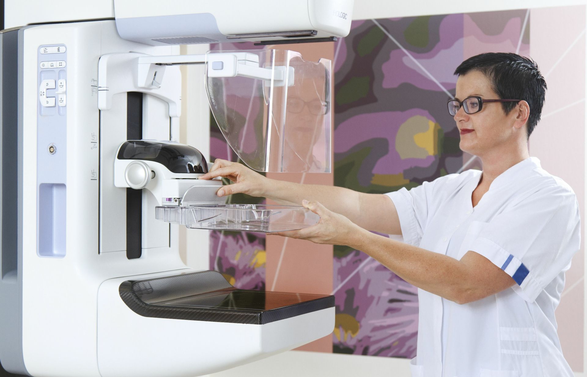 Verpleegkunidige van het mammacentrum is bezig met medische apparatuur