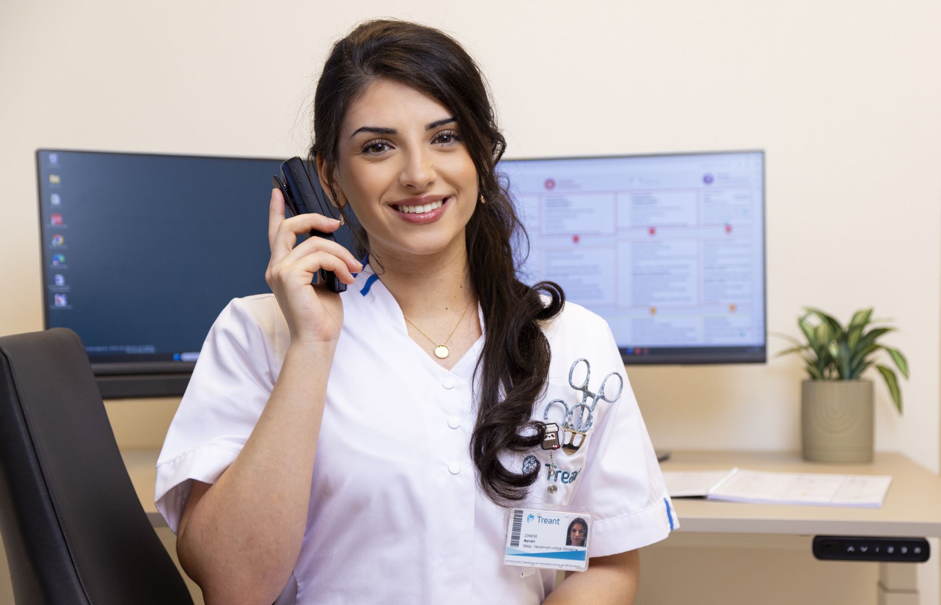 Verpleegkundige is aan het bellen