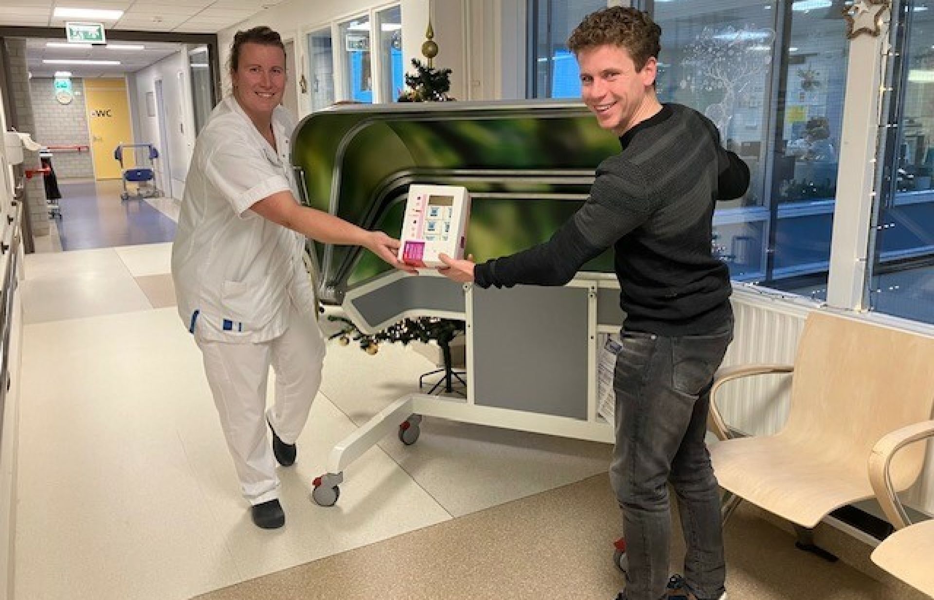 De slimme bedkap wordt overhandigd aan de afdeling Neurologie.