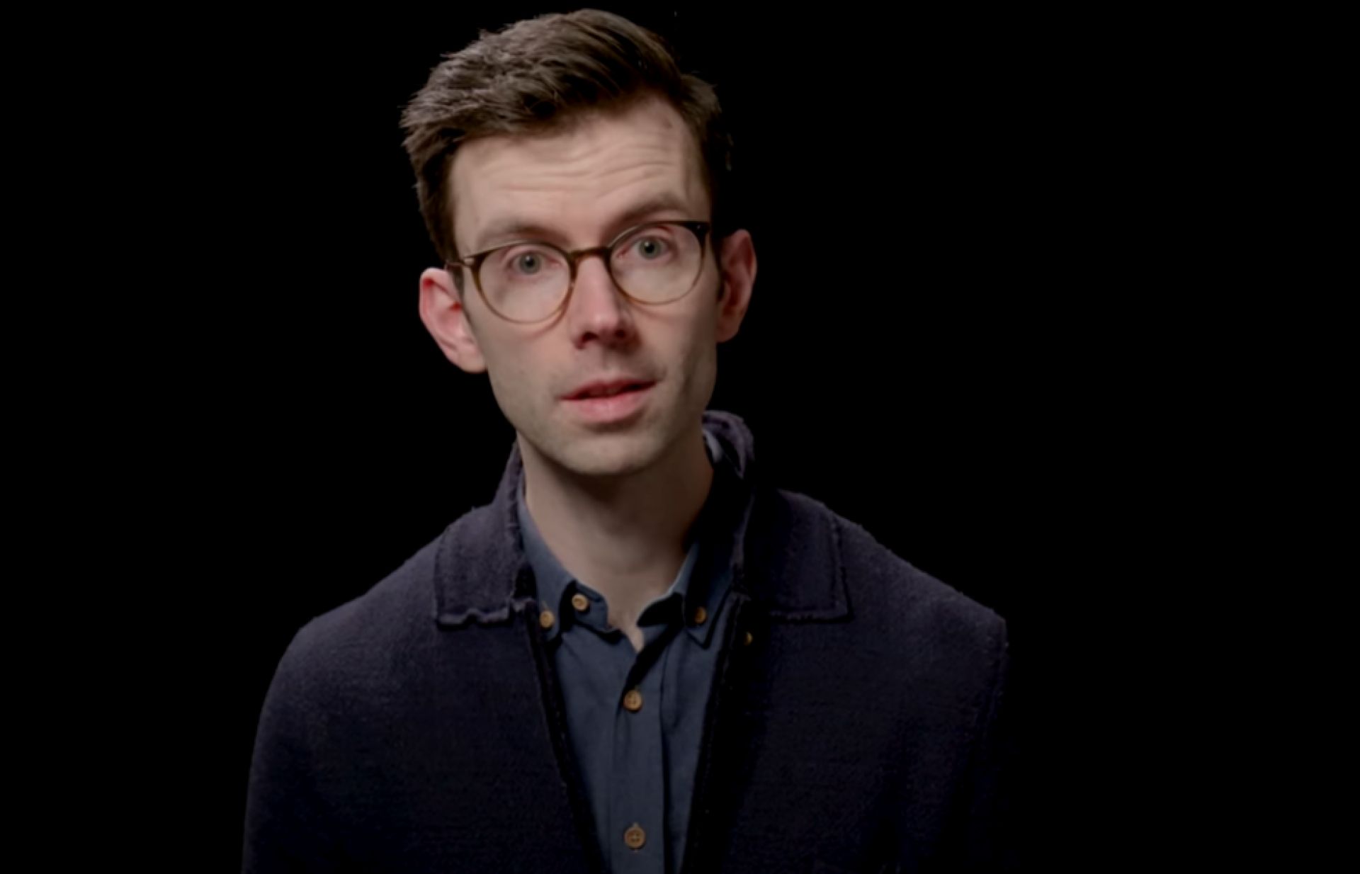 Patholoog wordt geïnterviewd.