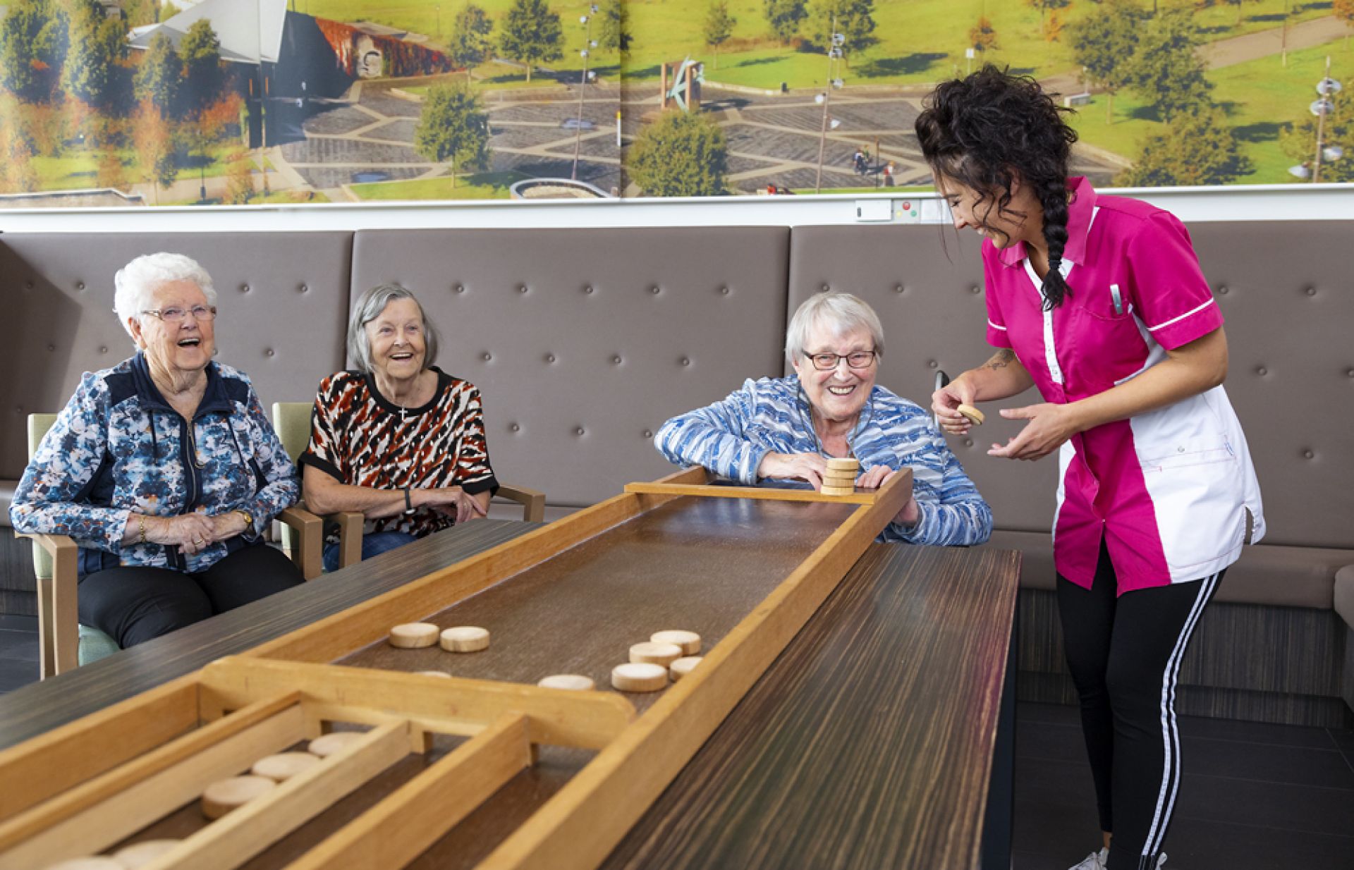 Drie bewonders van Holdert zijn een potje aan het sjoelen.