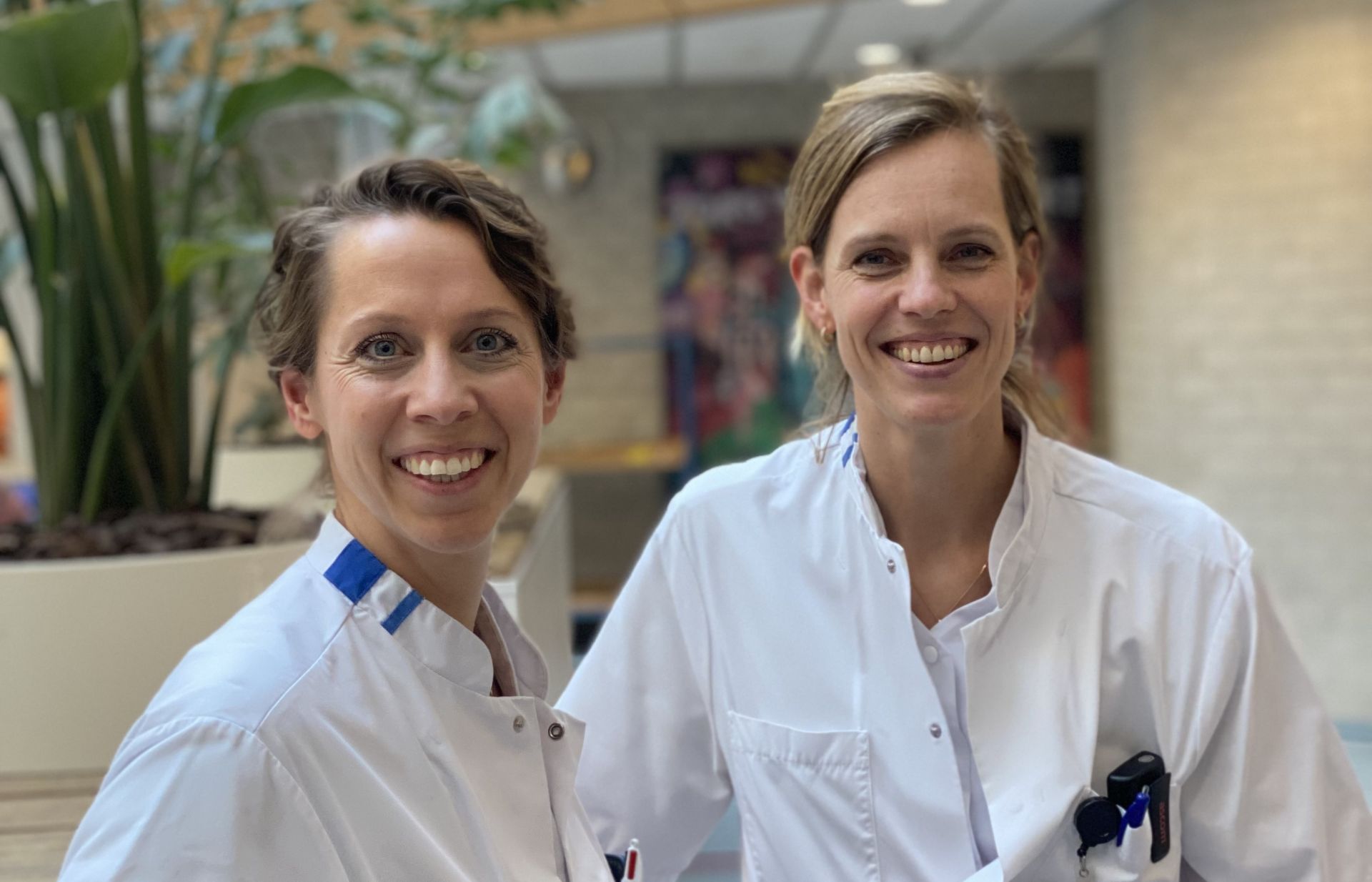 Twee vrouwelijke MDL artsen poseren voor de foto