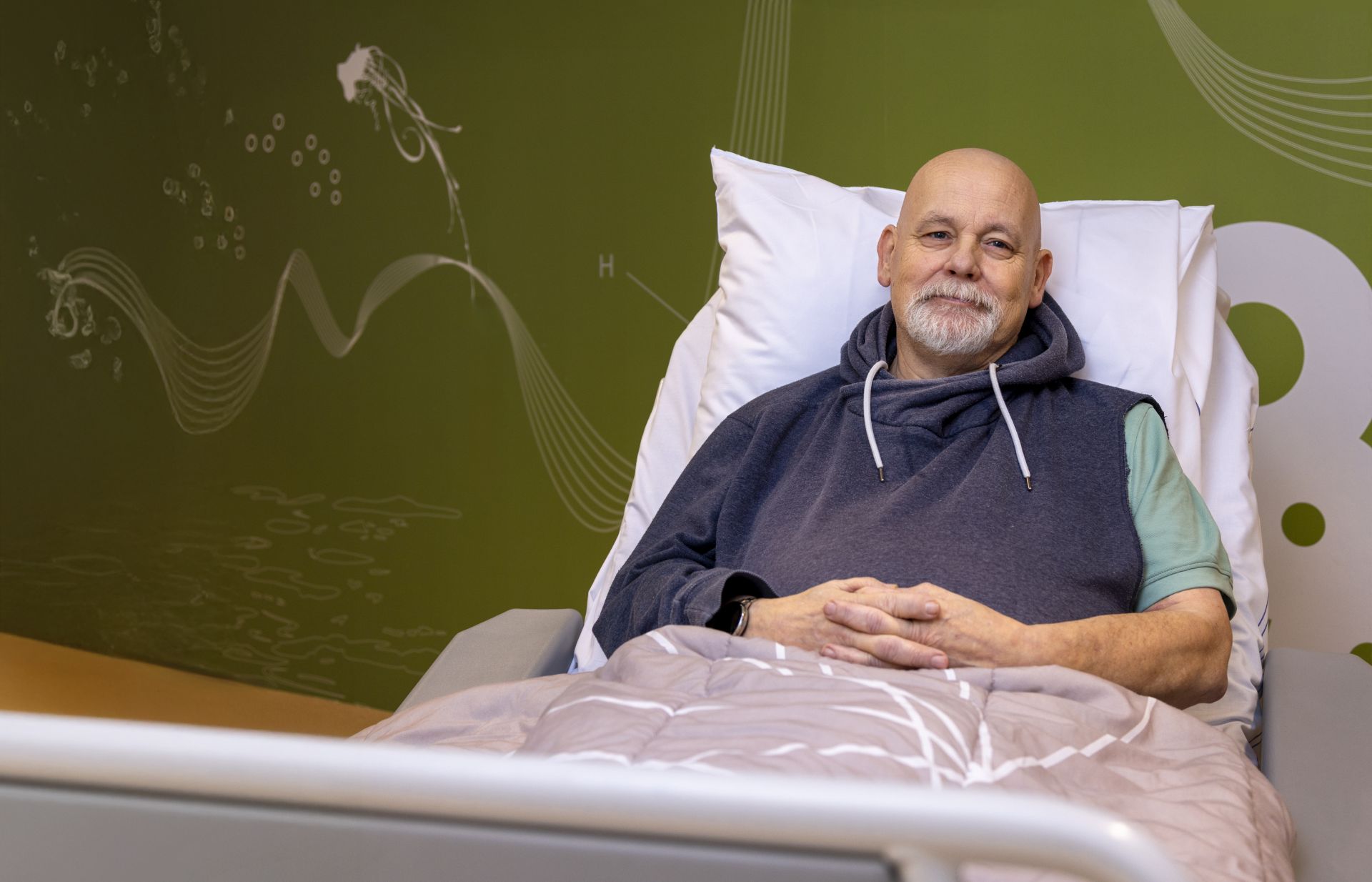 Luuk ligt in een bed op de dialyseafdeling