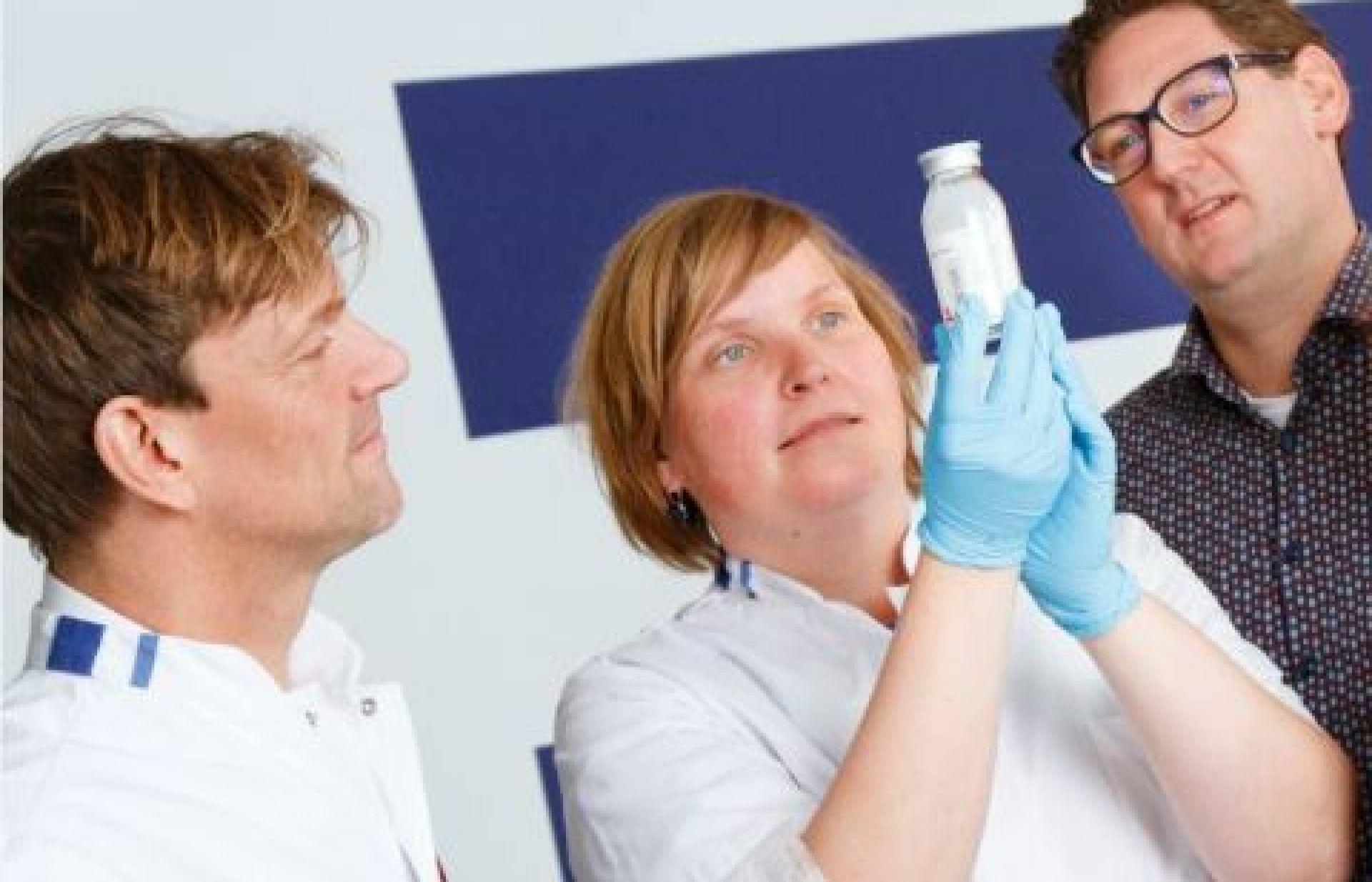 Medewerkers van het antibioticateam Sander van Assen, Anja Vos en Erwin Verkade overleggen.