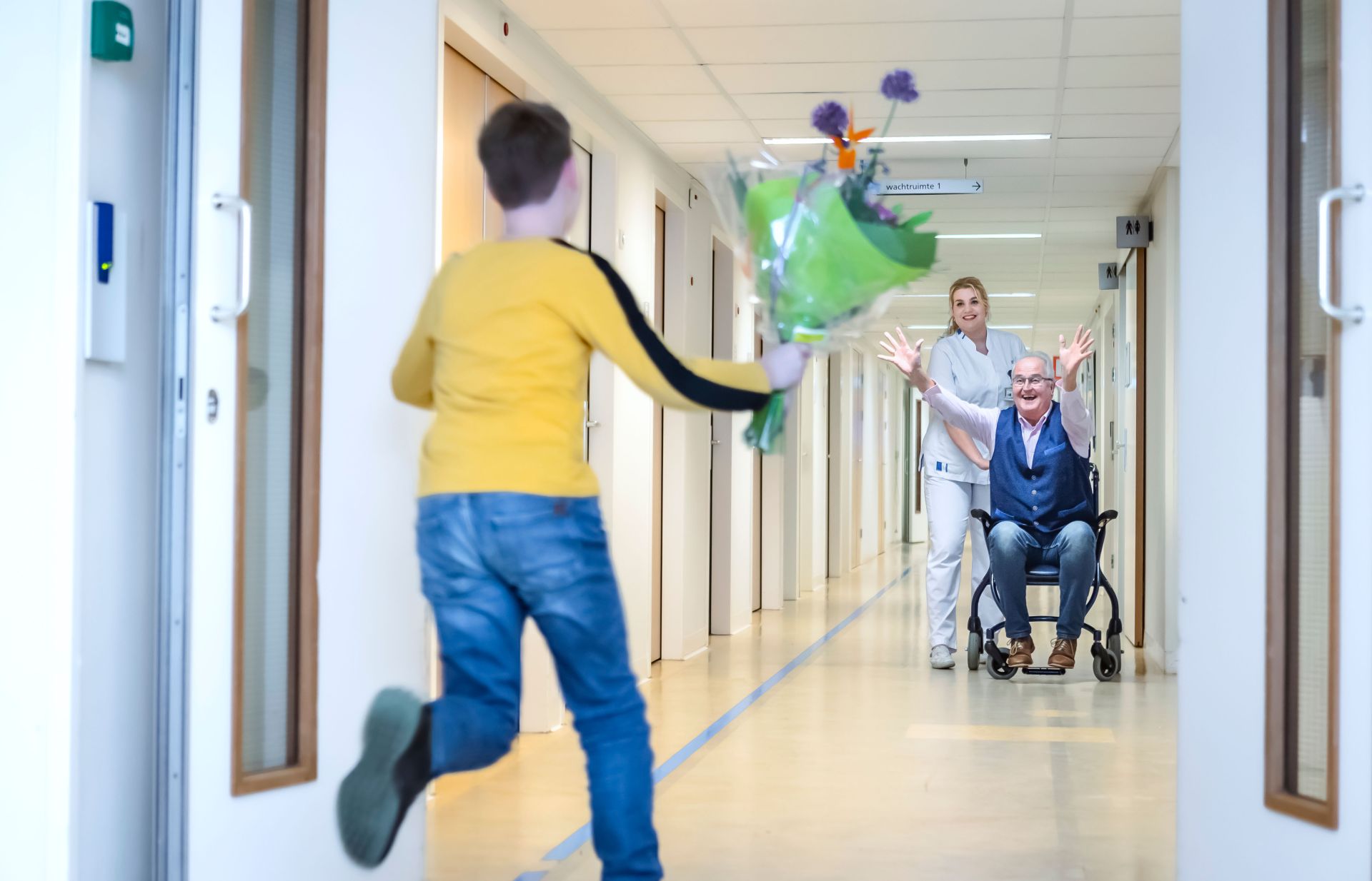 Kind rent met bos bloemen naar opa