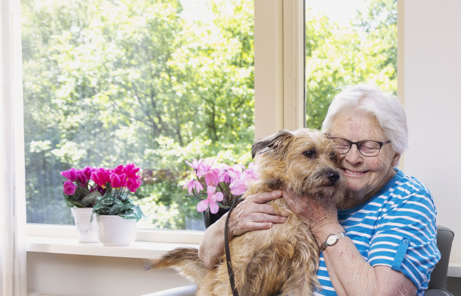 Mevrouw knuffelt haar hond