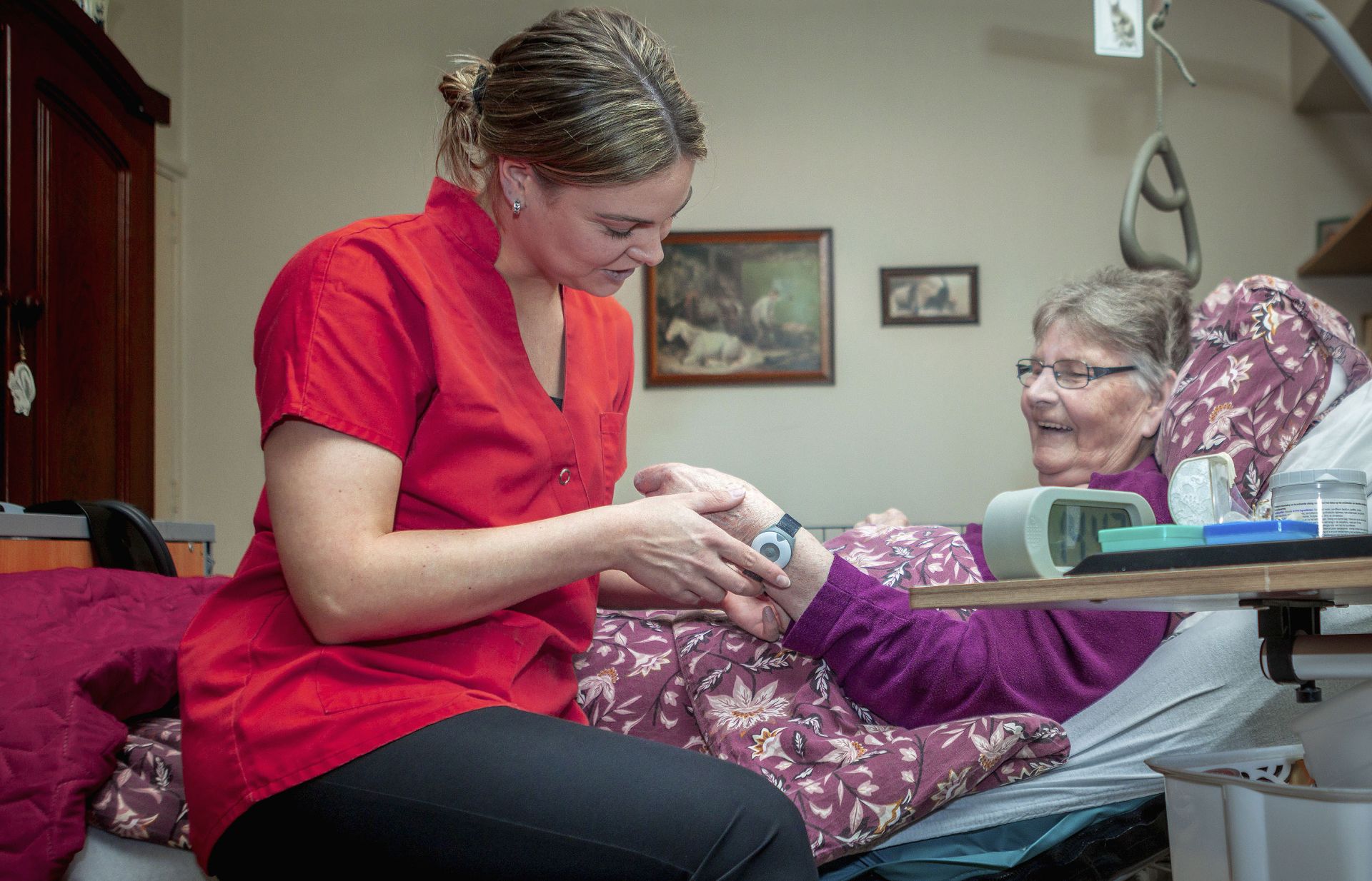 Medewerker checkt personenalarmering cliënt