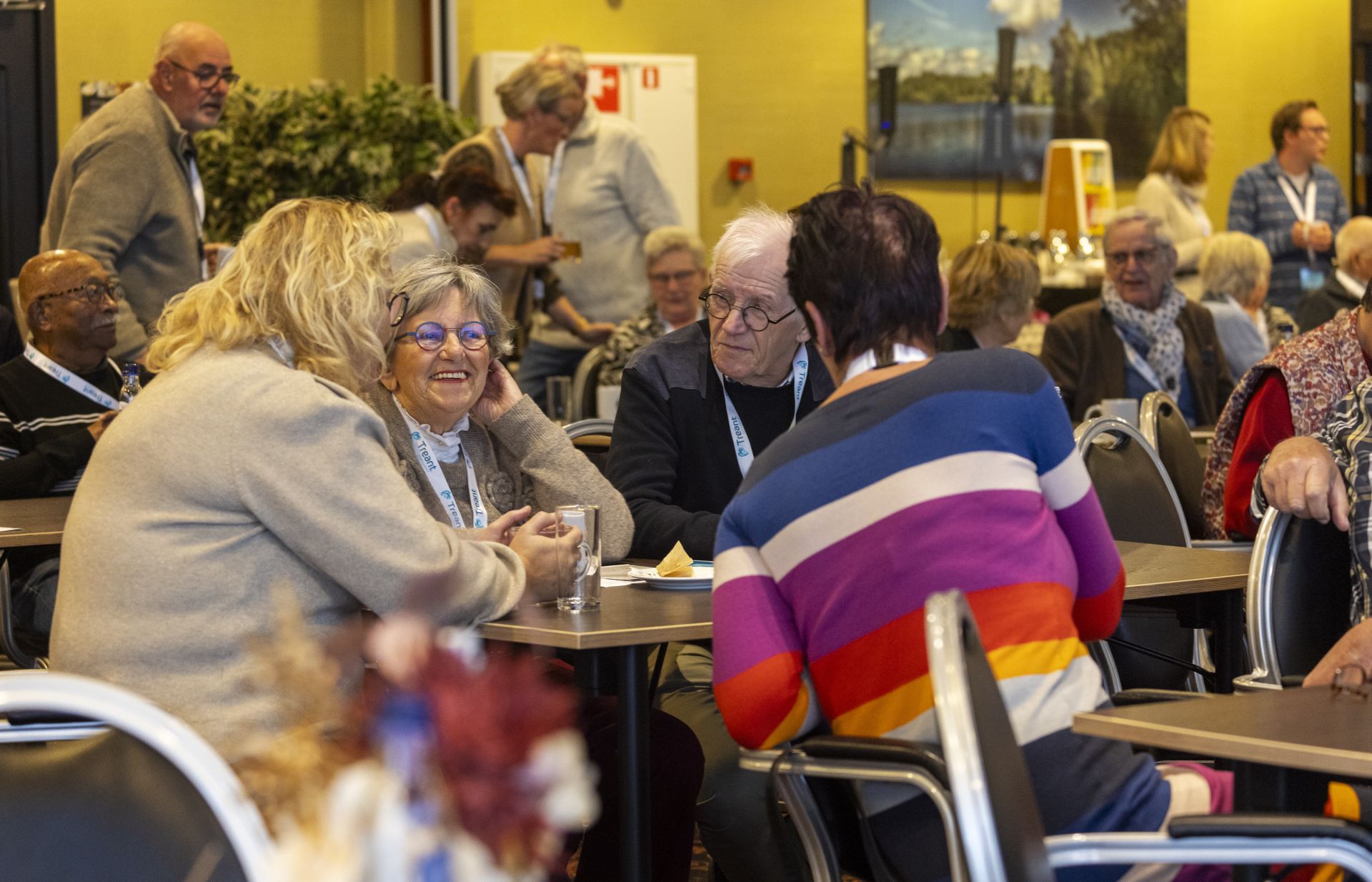 Impressie van de IC-nazorgdag van Treant. Ex-IC-patiënten zitten aan tafel