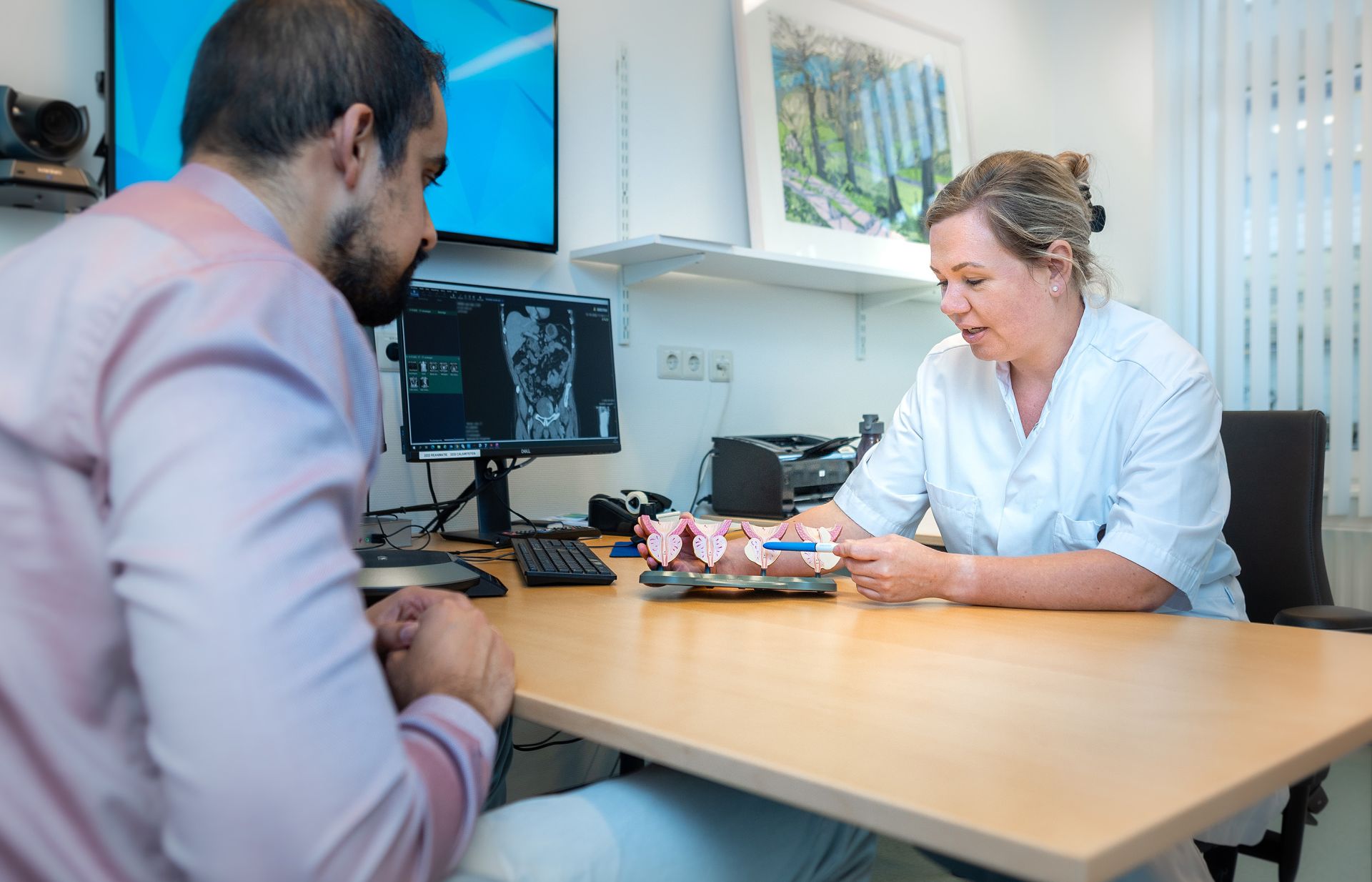 Physician Assistant Aniek Katoen van Urologie is in gesprek met een patiënt