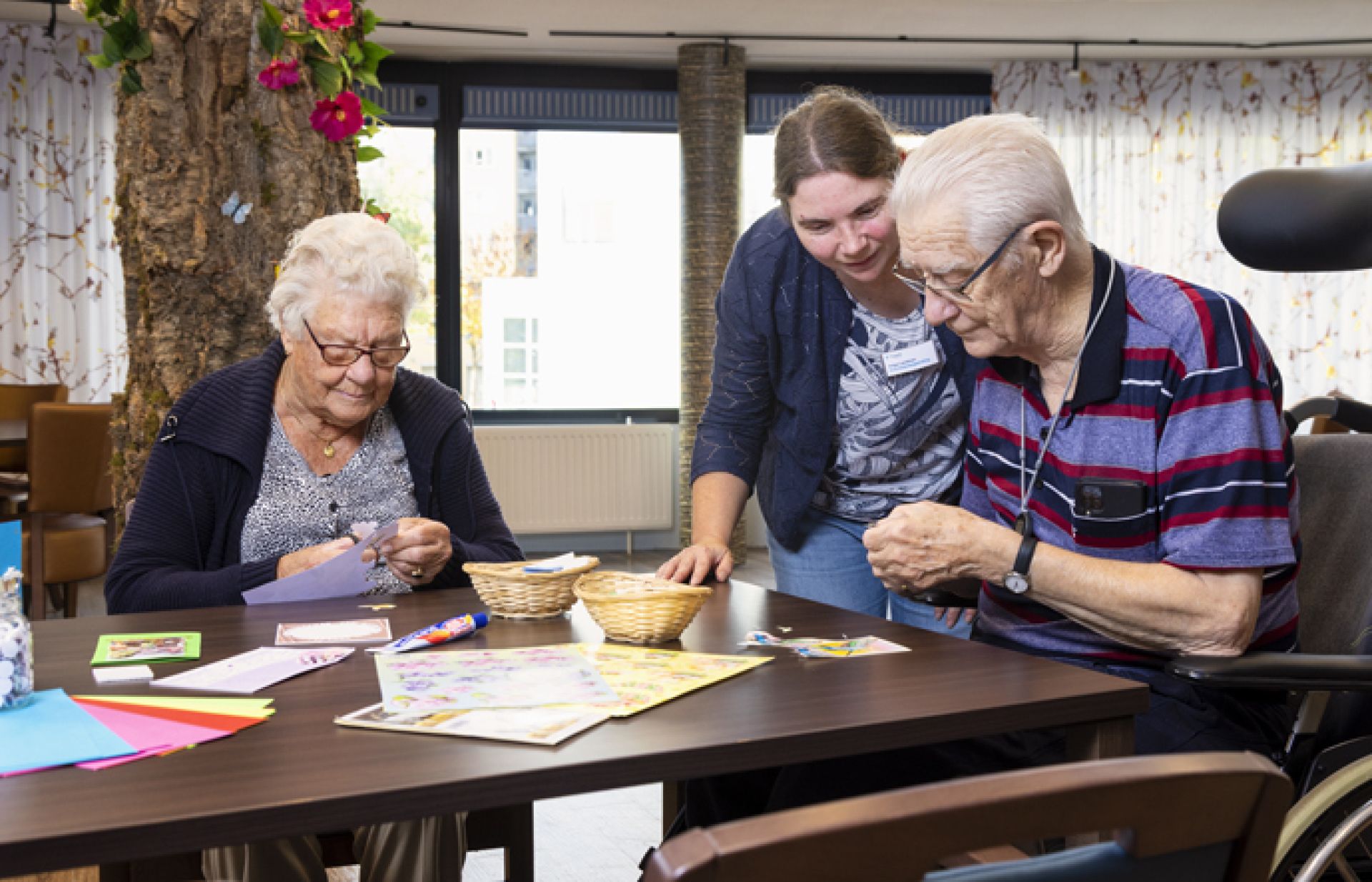 Bewoners doen, onder begeleiding van medewerkers, gezamenlijk spelletjes.