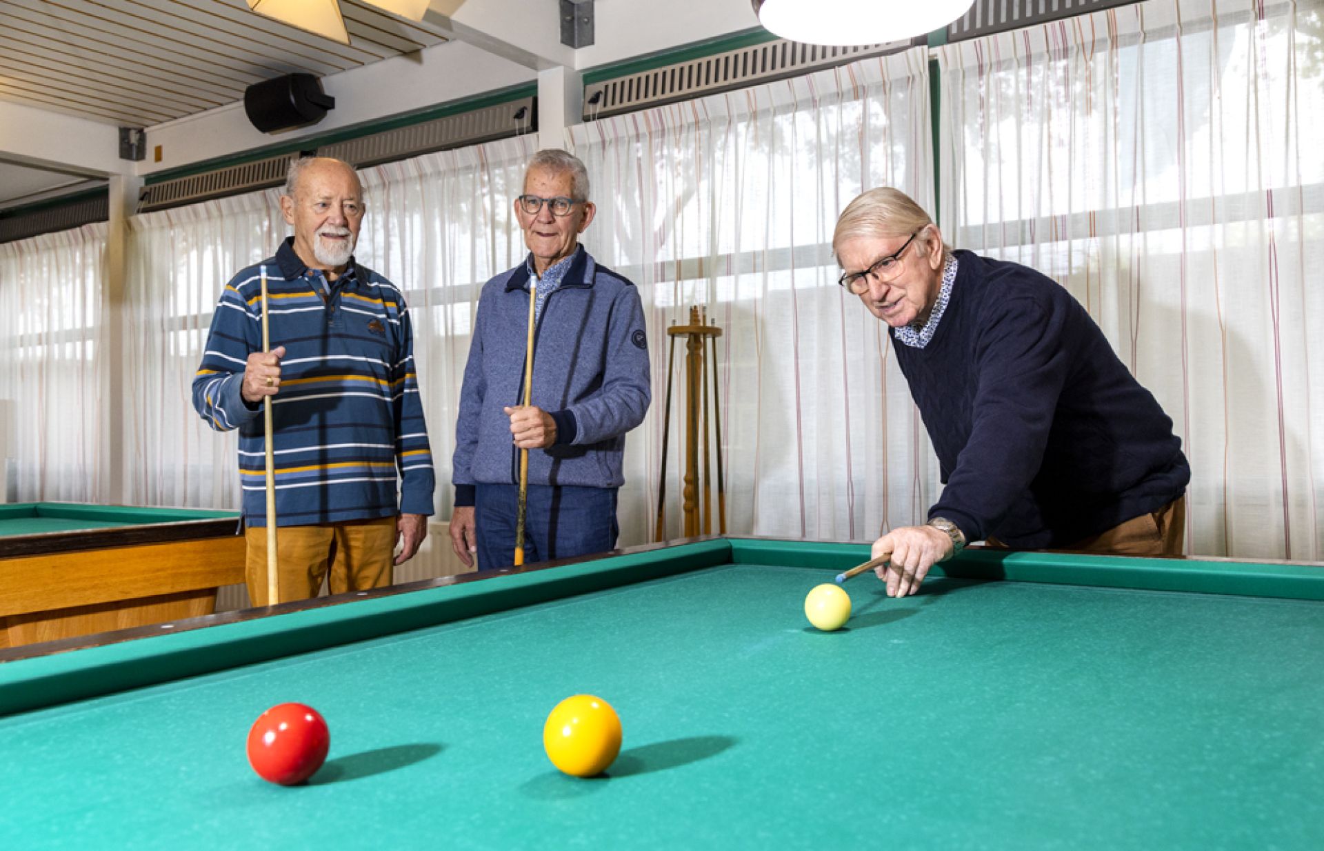 Drie mannen biljarten in Oostermarke