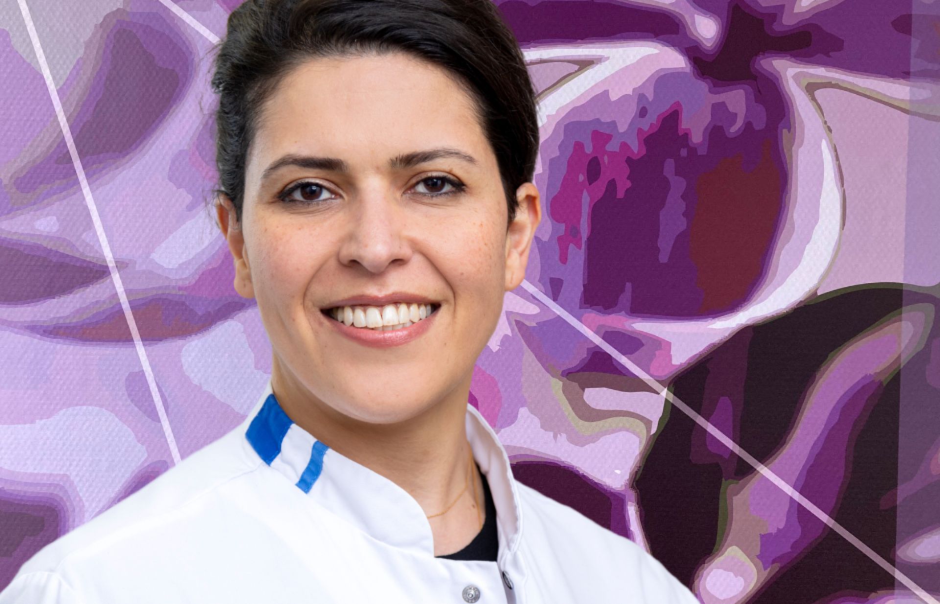 Een persoon in een witte jas staat voor een abstracte achtergrond in paarse tinten.