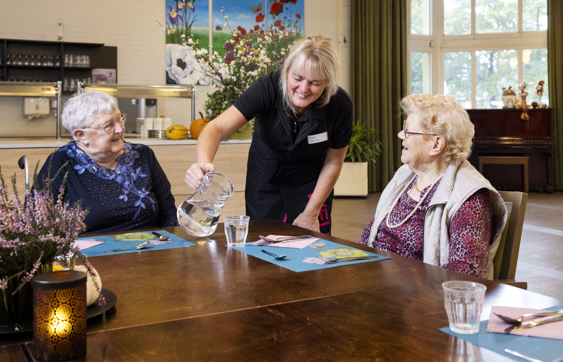 Cliënten in Het Ellertsveld gaan samen wat eten in het restaurant van Het Ellersveld