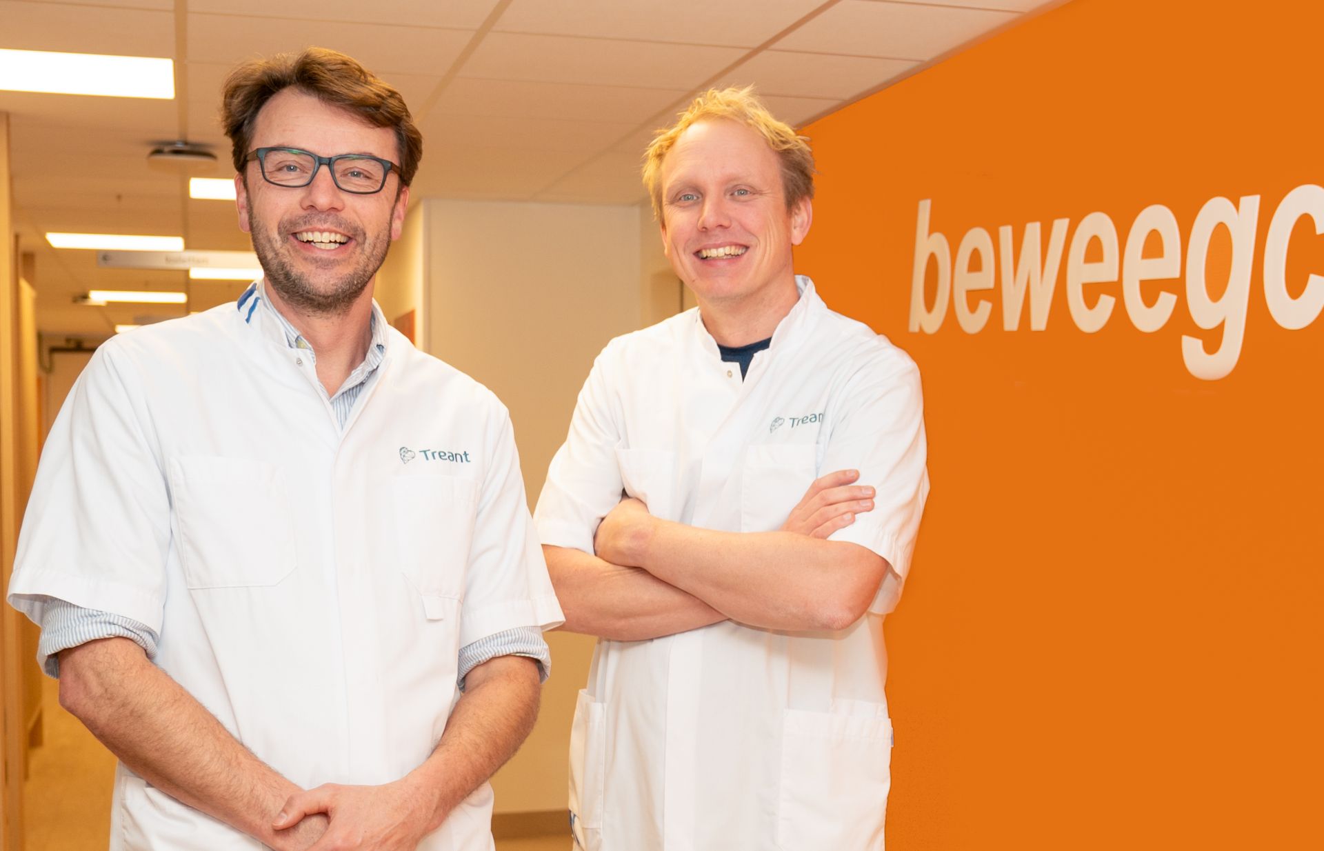 Op de foto staan de sportarts en de orthopeed in het beweegcentrum