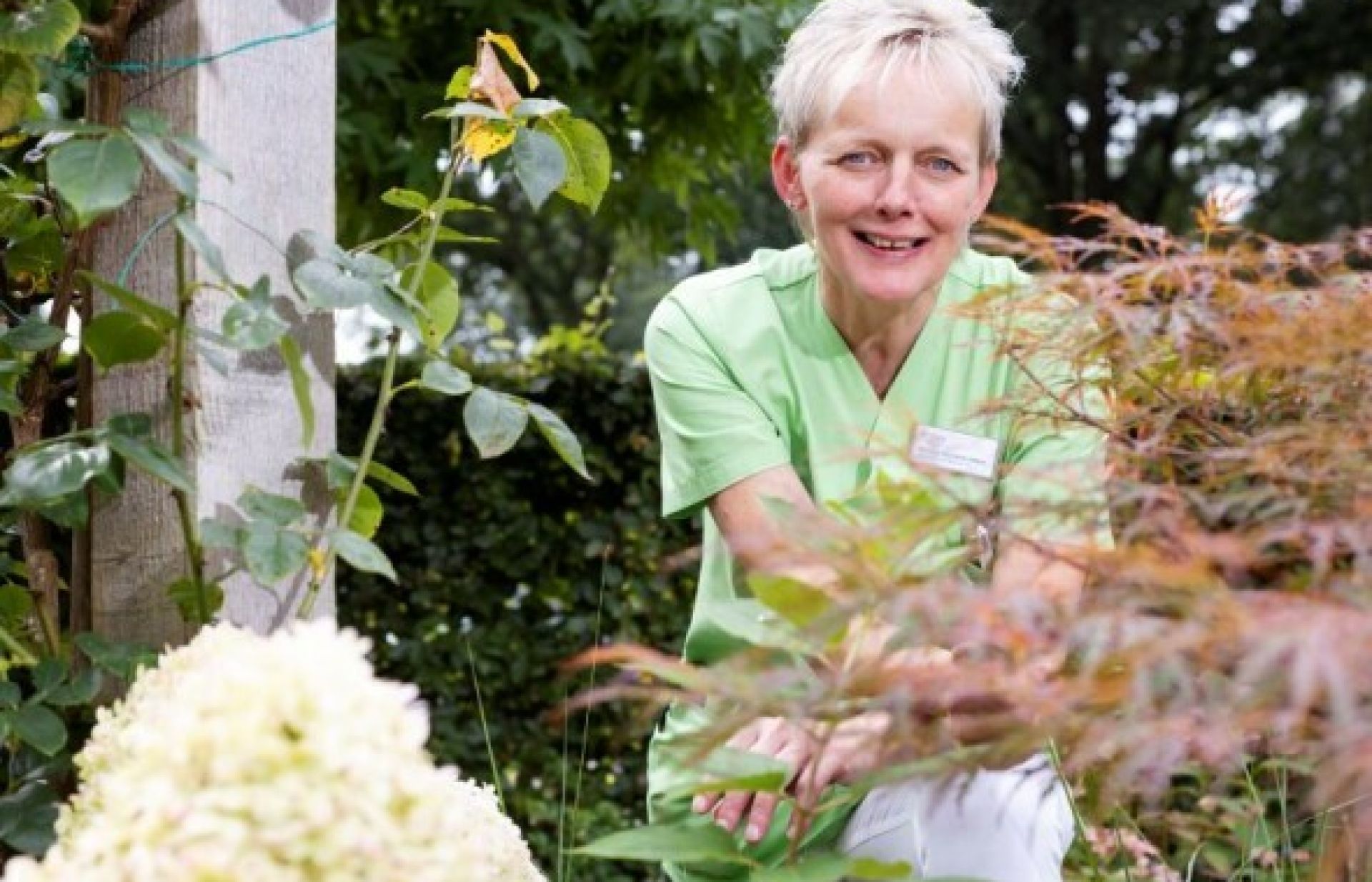 Monique Duursma tussen de bloemen