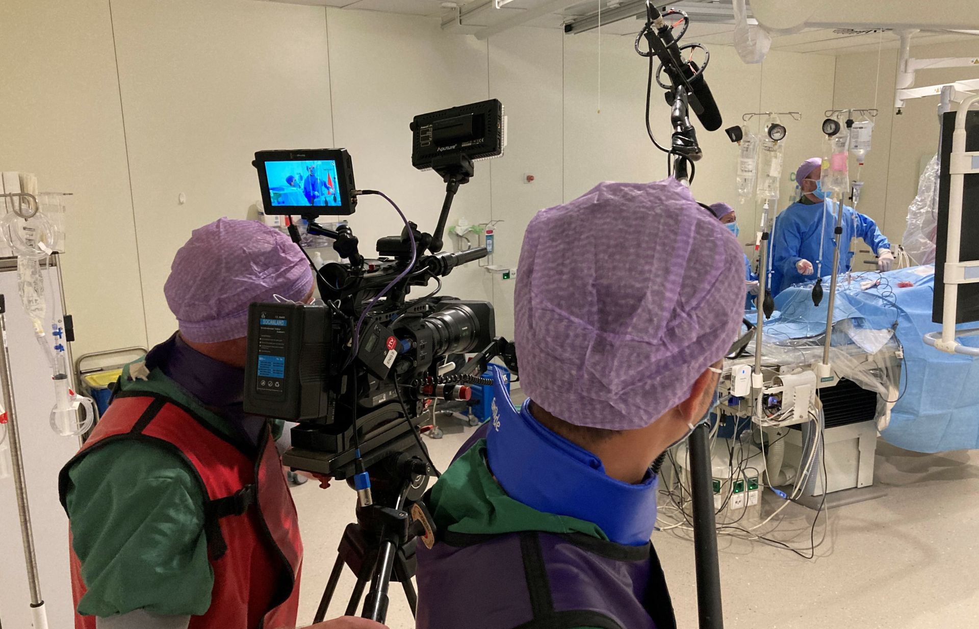De pers filmt in het ziekenhuis.