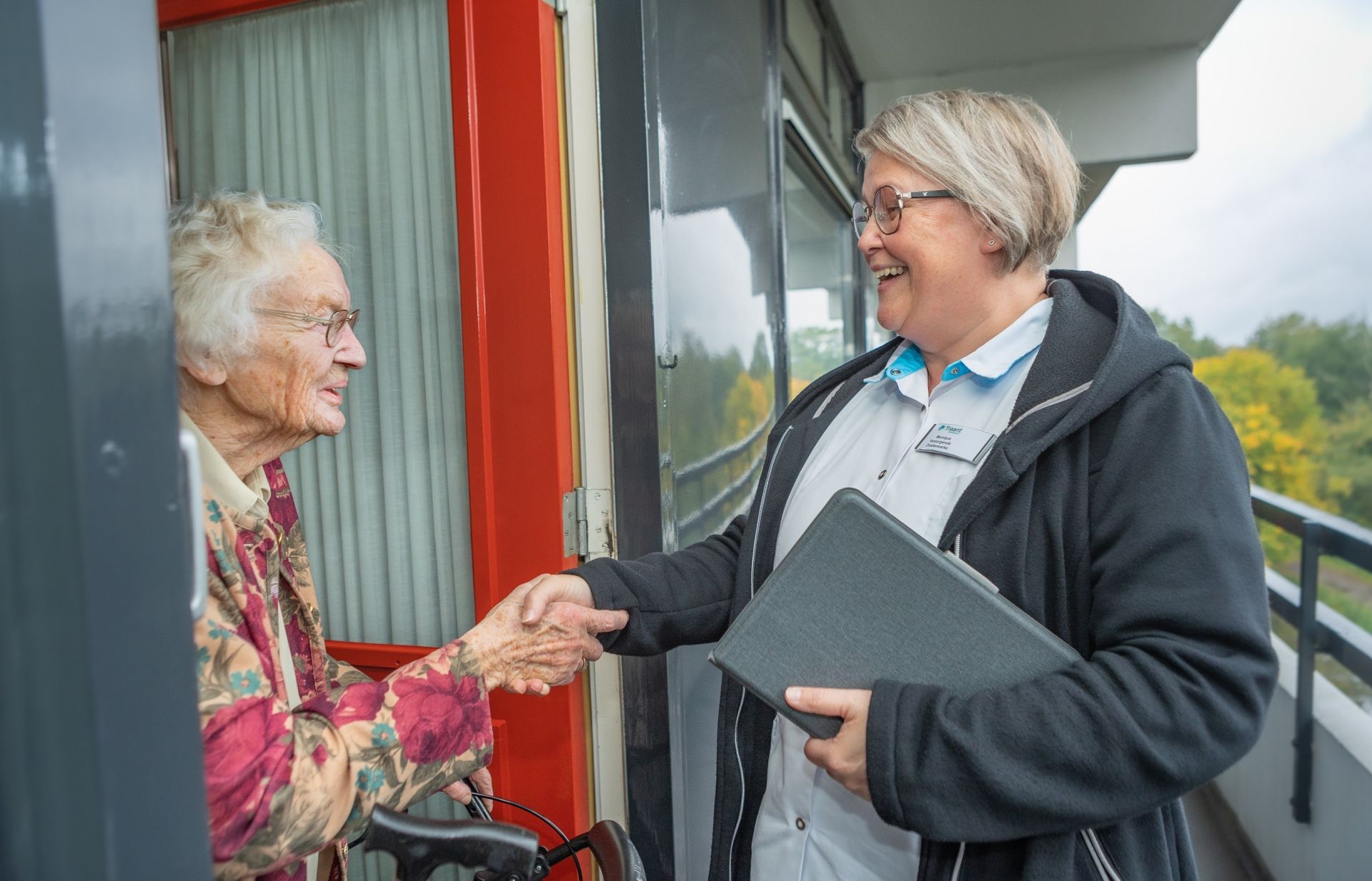 Cliënt opent de deur voor medewerker Treant