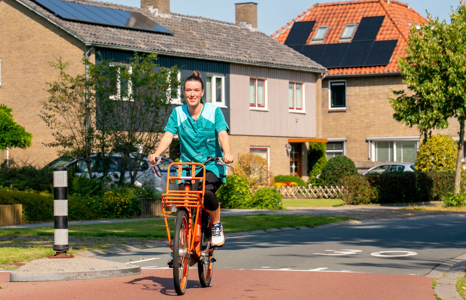 Verpleegkundige Treant Thuis op de fiets in de wijk 