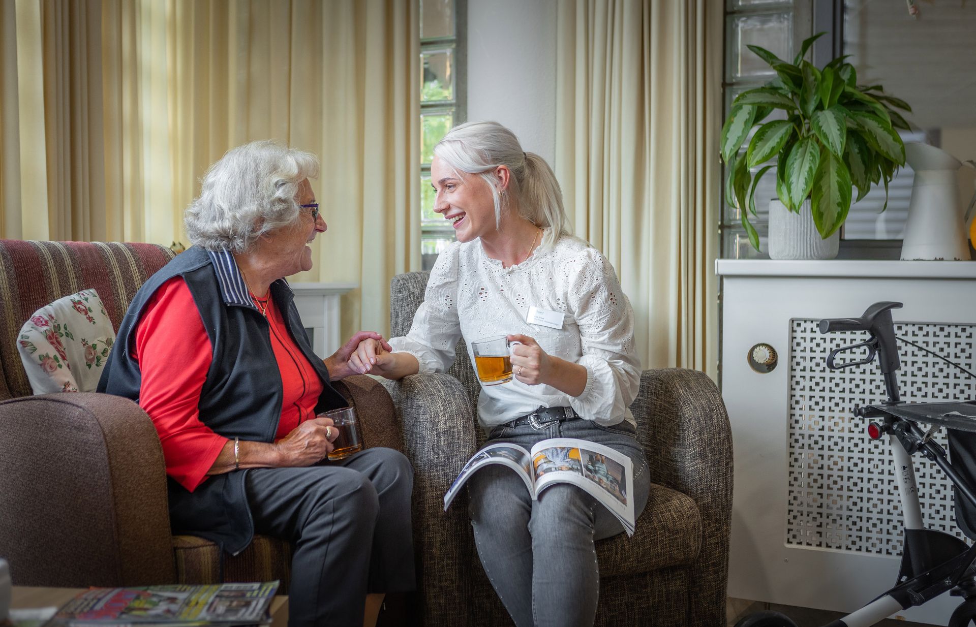 cliënt en medewerker in gesprek