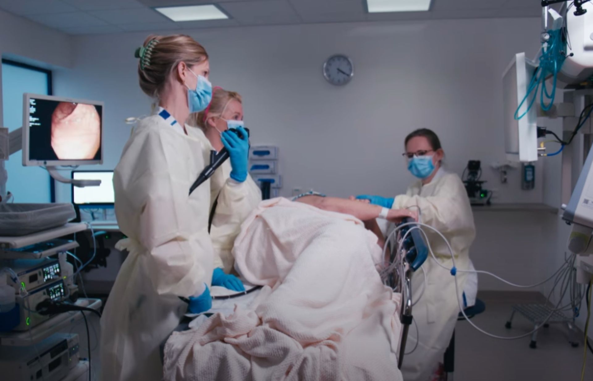 Patiënt wordt behandeld op de afdeling endoscopie.