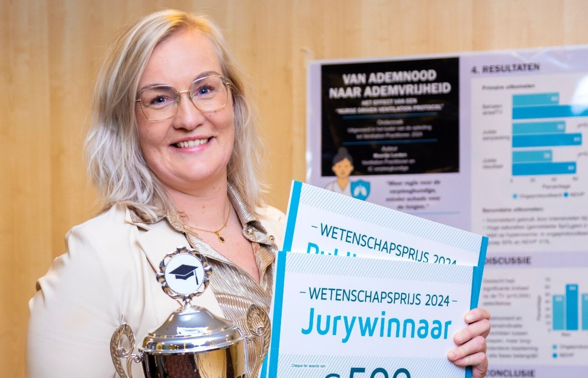 Maartje Lenten met de jury- en publieksprijs van de Treant Wetenschapsprijs 2024