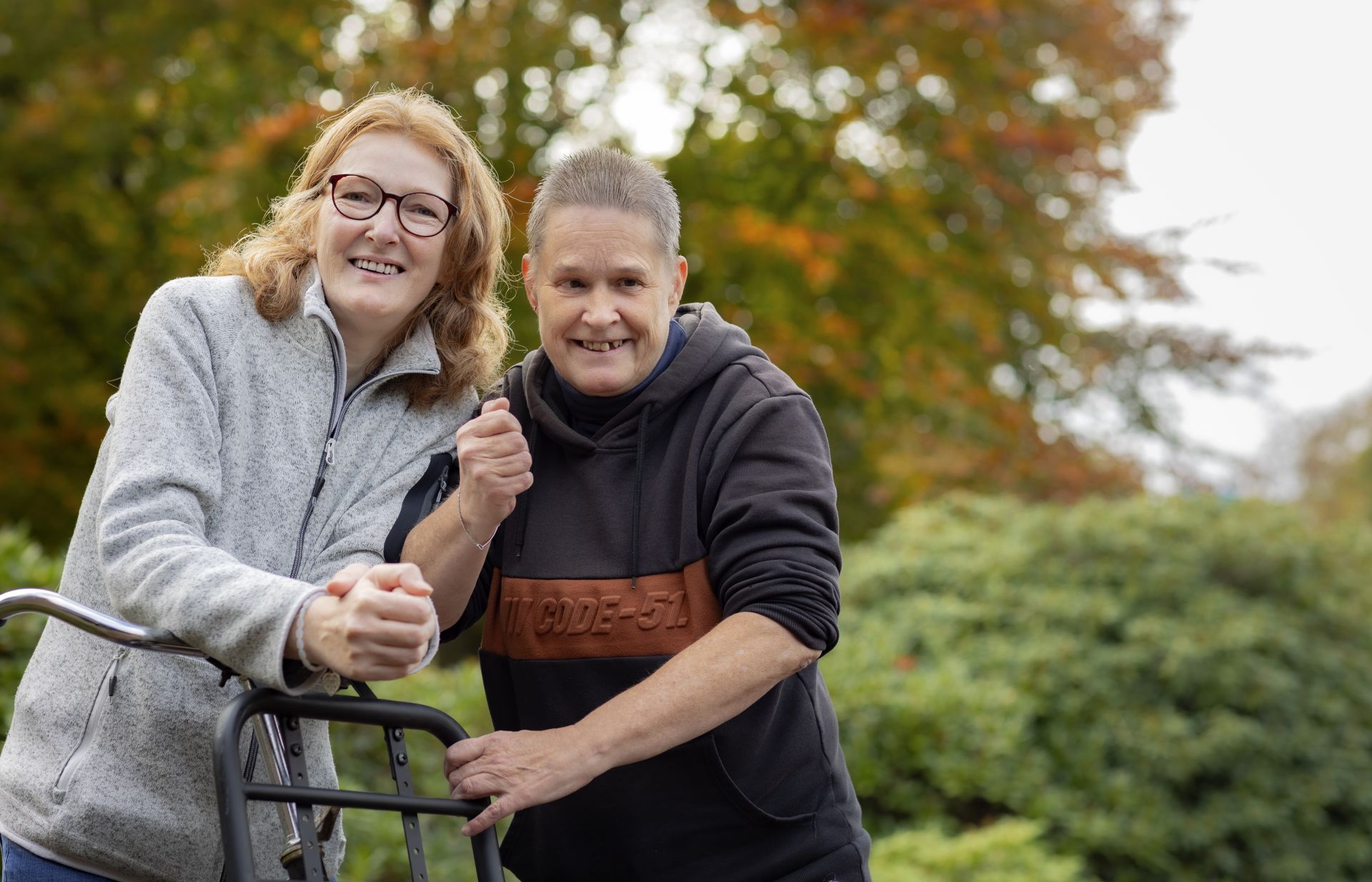 Thea en Regina poseren