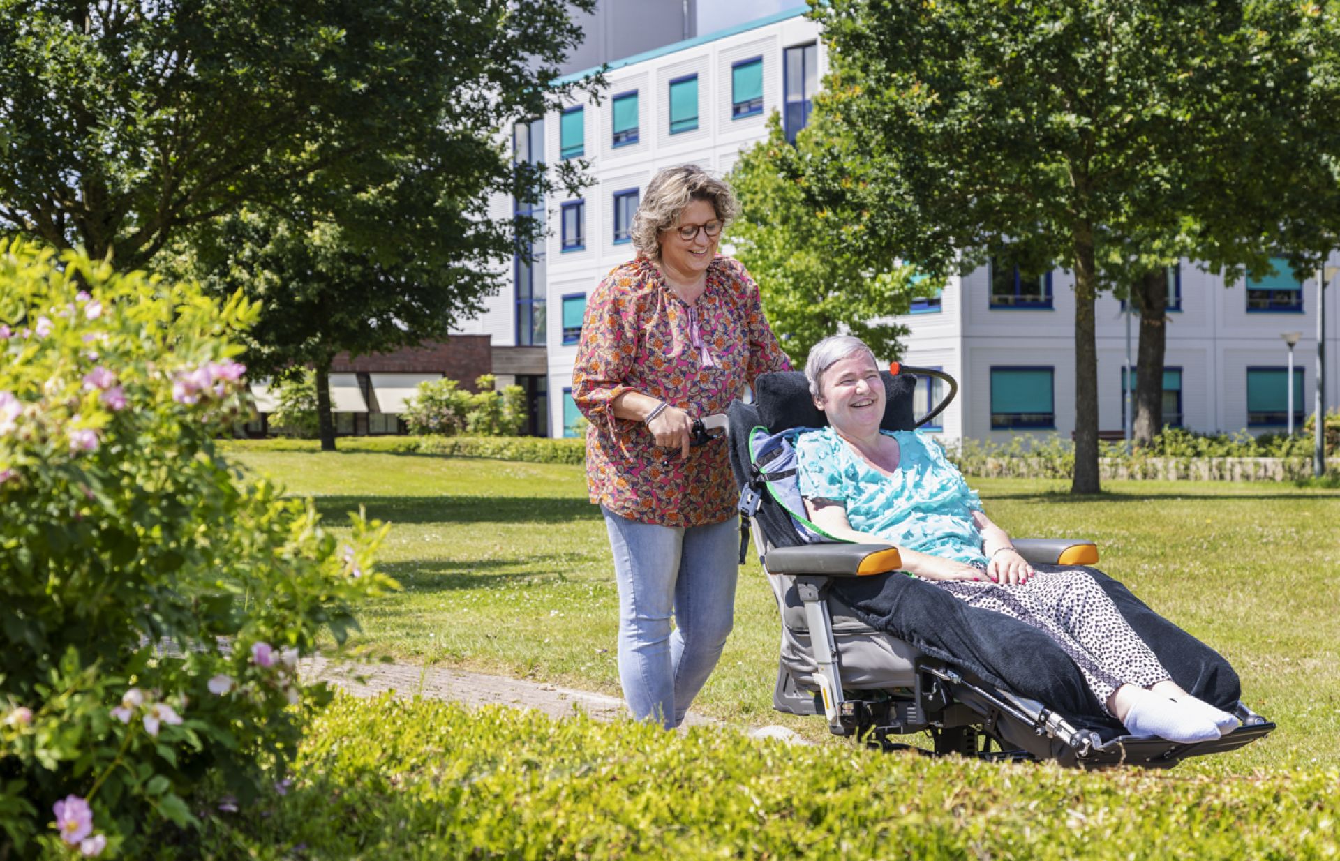 Twee vrouwen maken een wandeling rondom De Horst