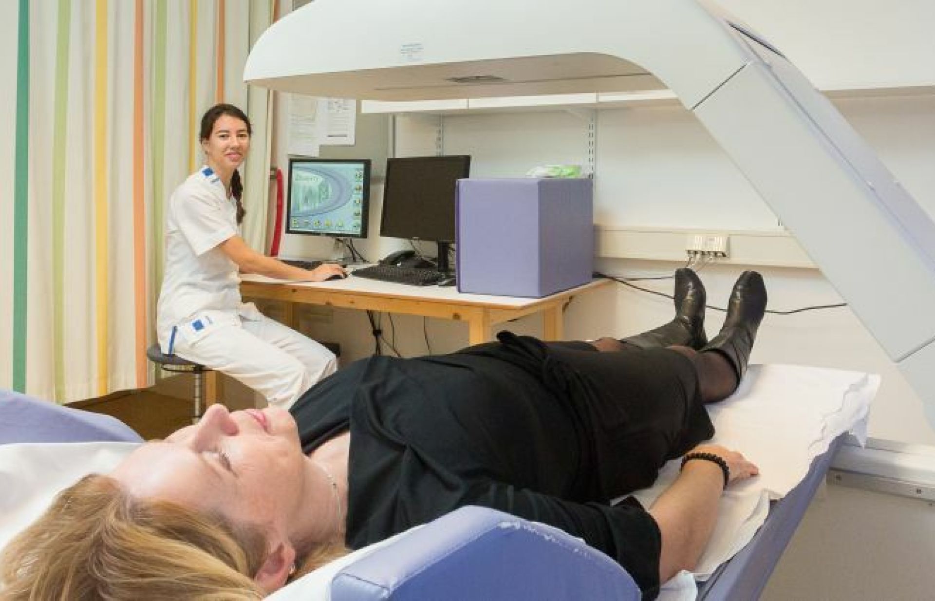 Vrouw gaat door de scan voor een osteoporosescreening