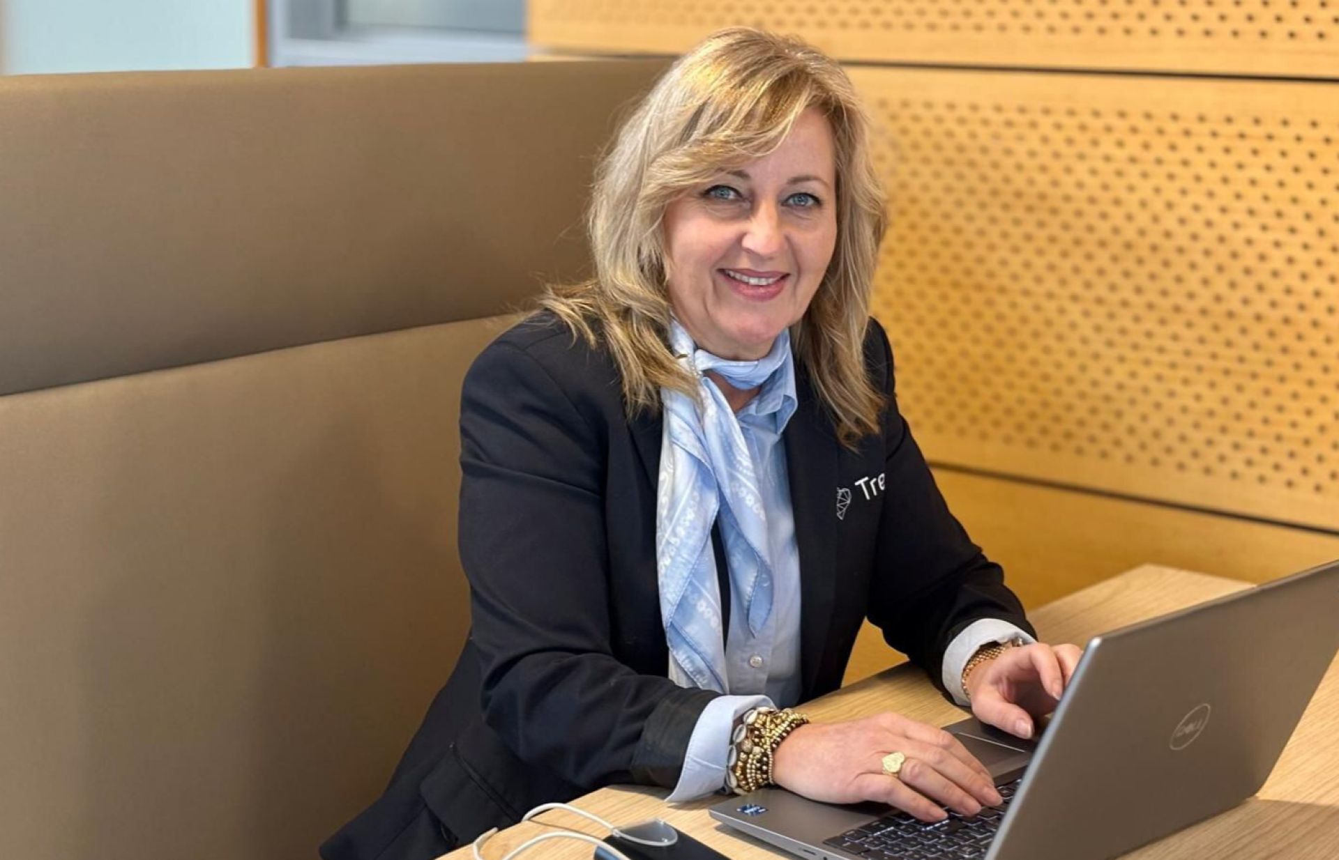 Collega achter haar laptop lachend