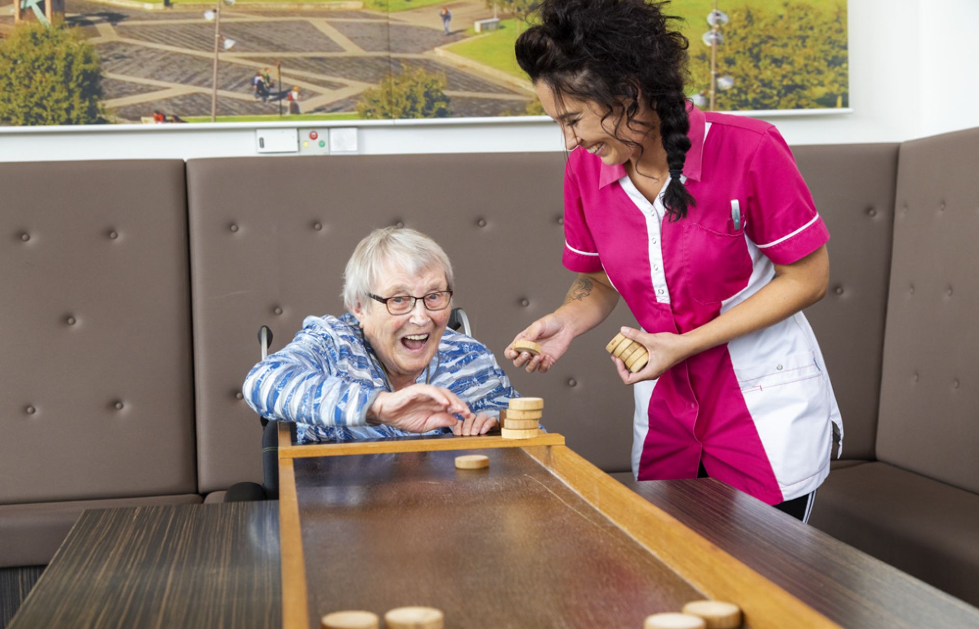 Holdert bewoner en medewerker sjoelen