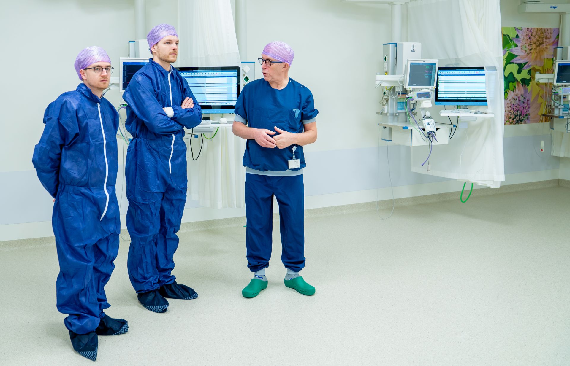 Uitleg aan D66 op het operatiekamercomplex van ziekenhuislocatie Refaja van Treant in Stadskanaal.