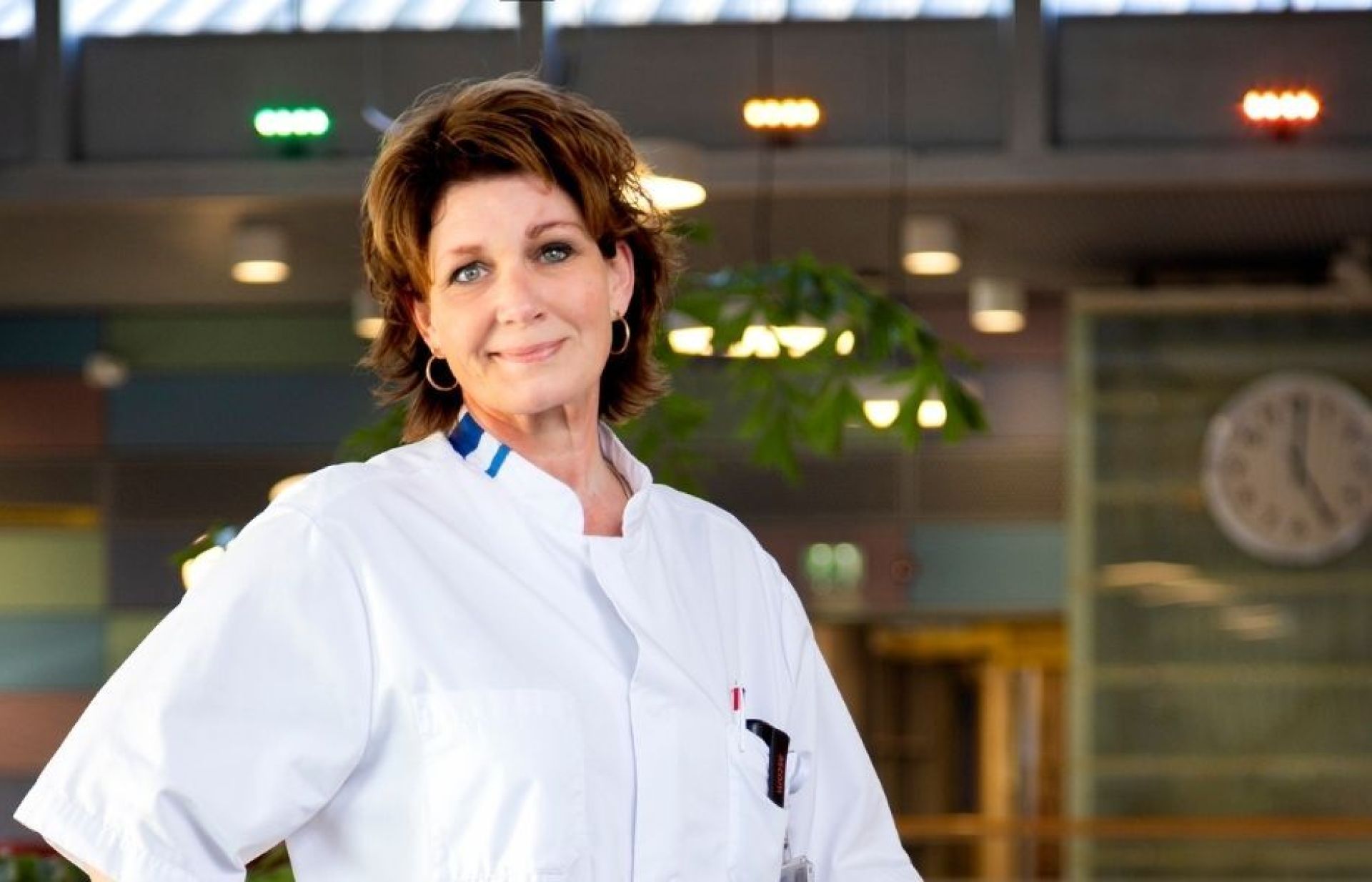 Riette Pastoor staat in het ziekenhuis en heeft haar linker hand in haar zij