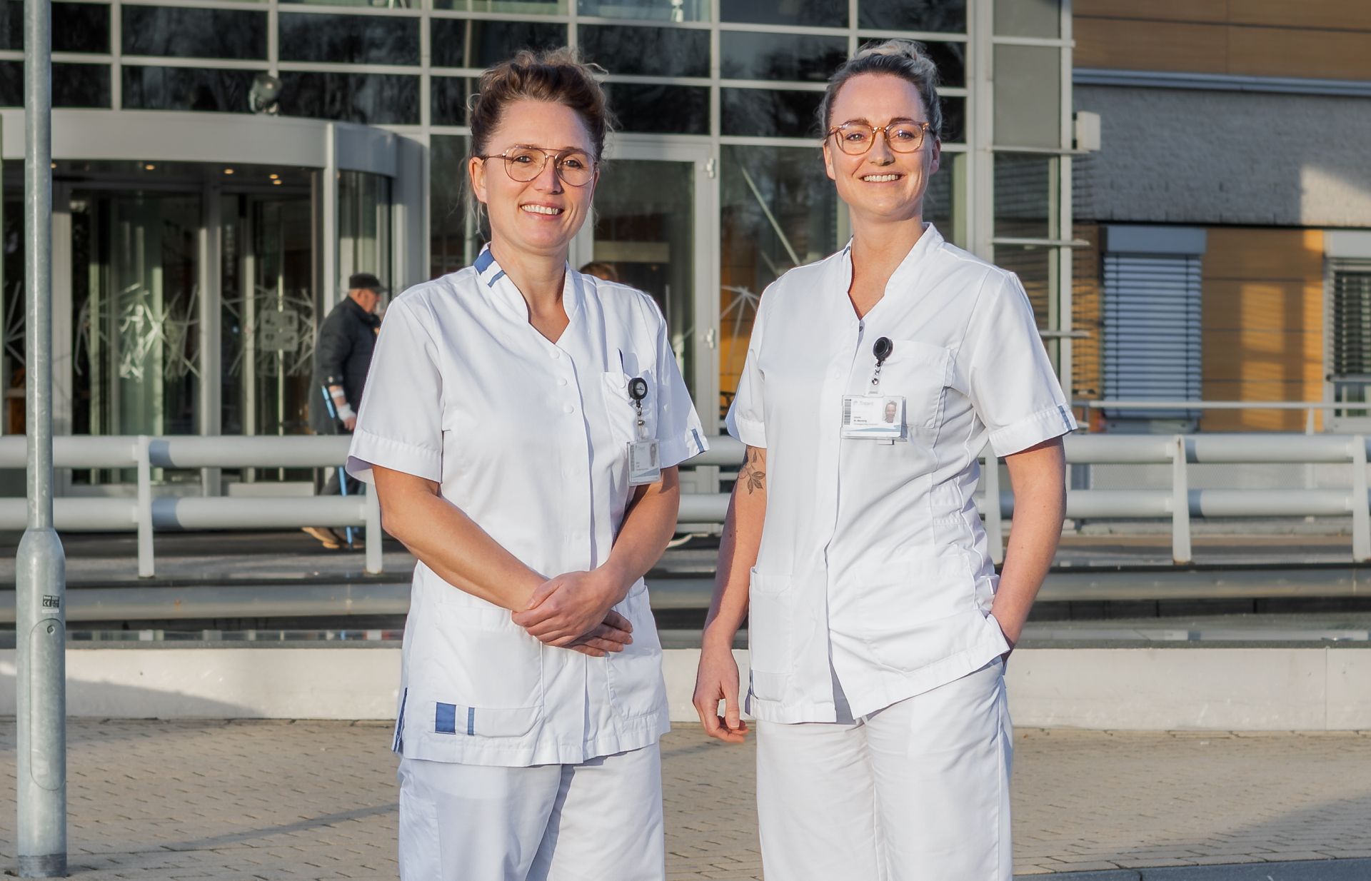 Twee collega's staan voor ziekenhuislocatie Scheper.