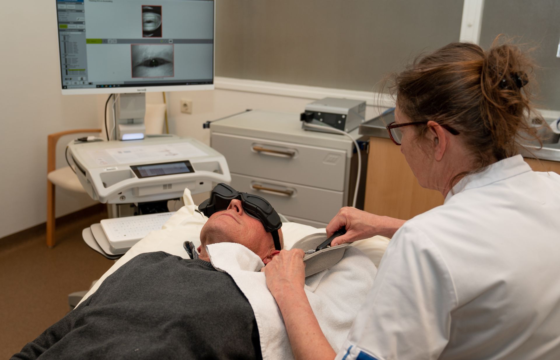 Tijdens het evenwichtsonderzoek krijgen patiënten water in de oren gespoten