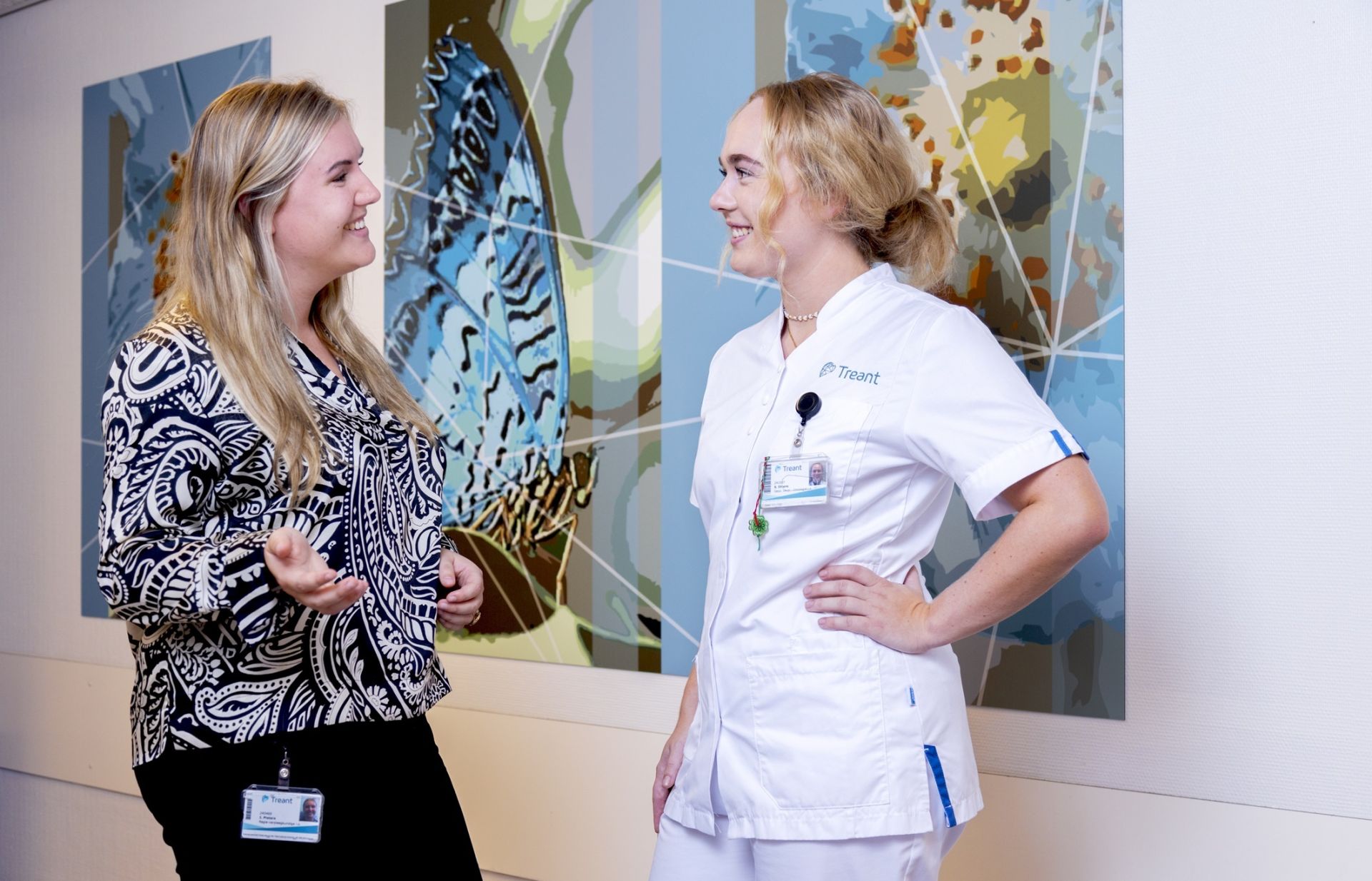 verpleegkundigen Ilse en Sanne die met elkaar in gesprek zijn over magneetorganisatie
