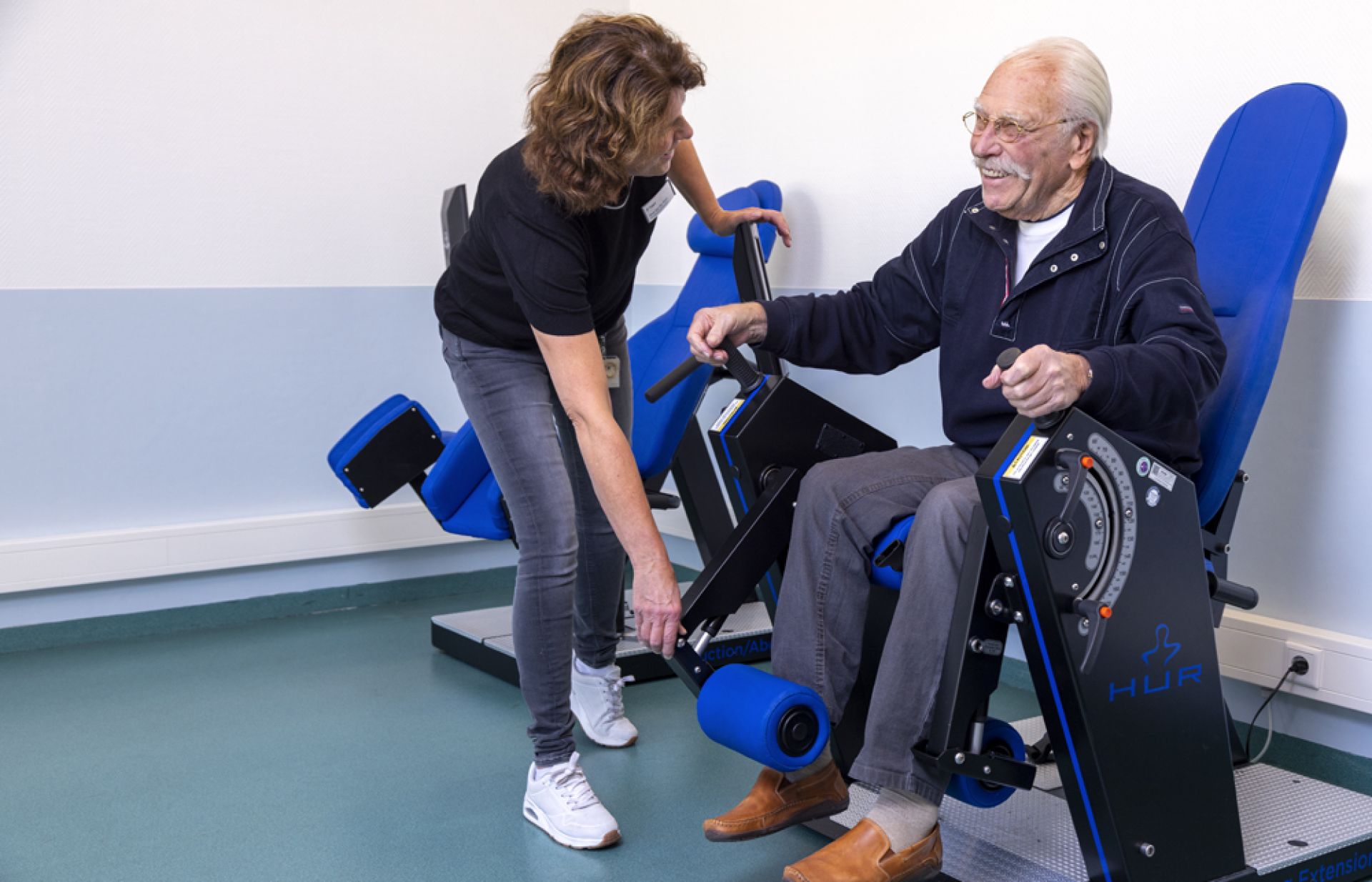 Cliënt Weidesteyn krijgt fysiotherapie onder leiding van fysiotherapeut.