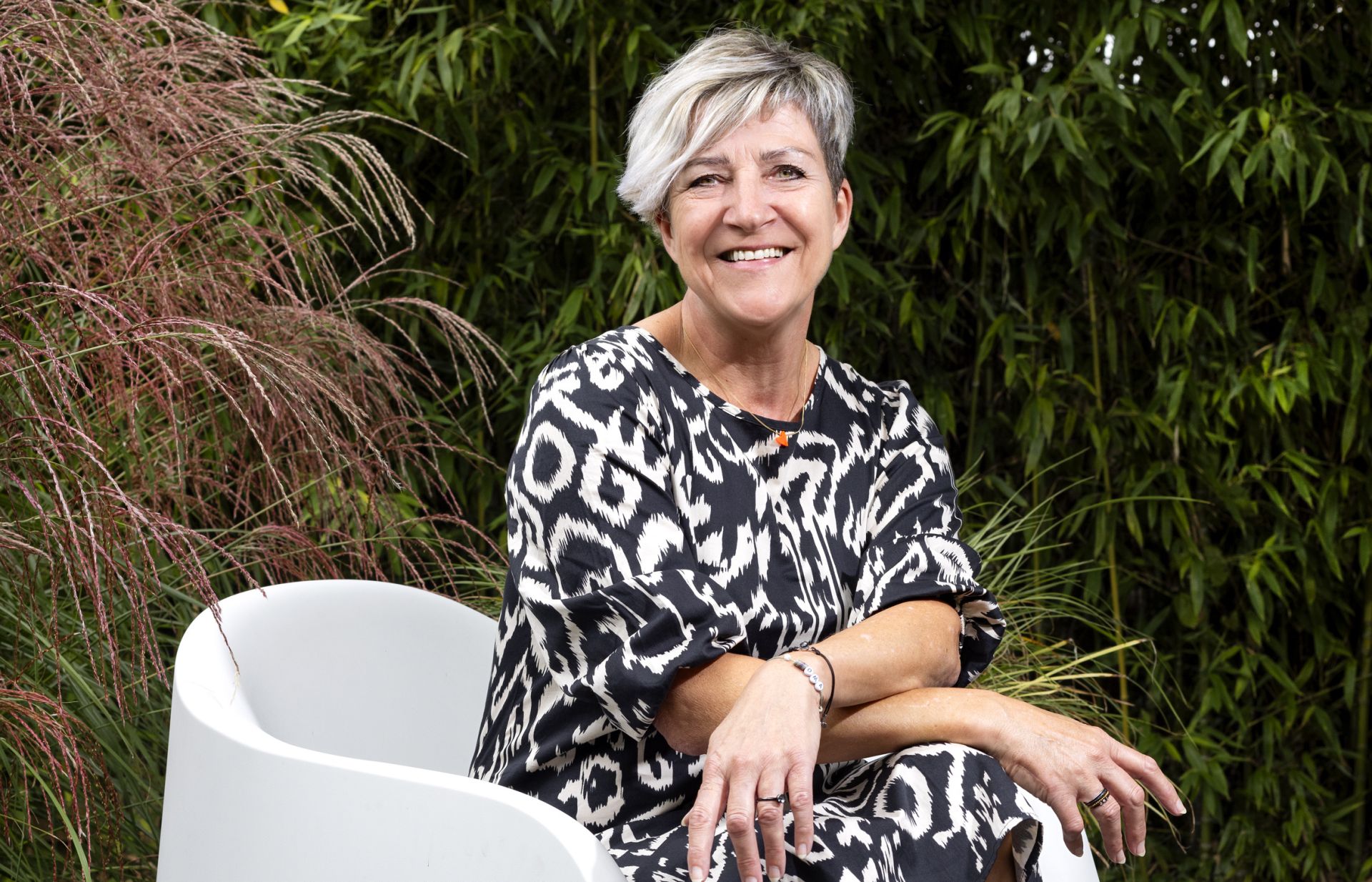 Janna de vries zit op een stoel