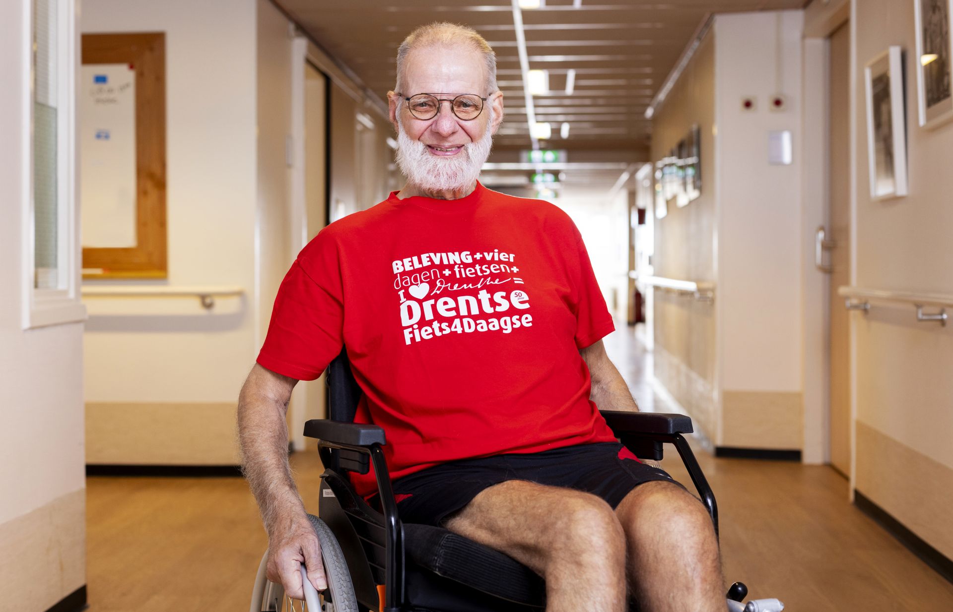 Krijn rolt met zijn rolstoel over de gangen in expertisecentrum Weidesteyn in Hoogeveen