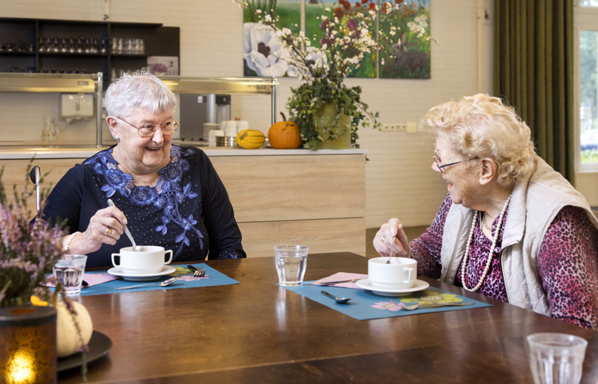 Cliënten drinken samen een kop koffie in Het Ellertsveld