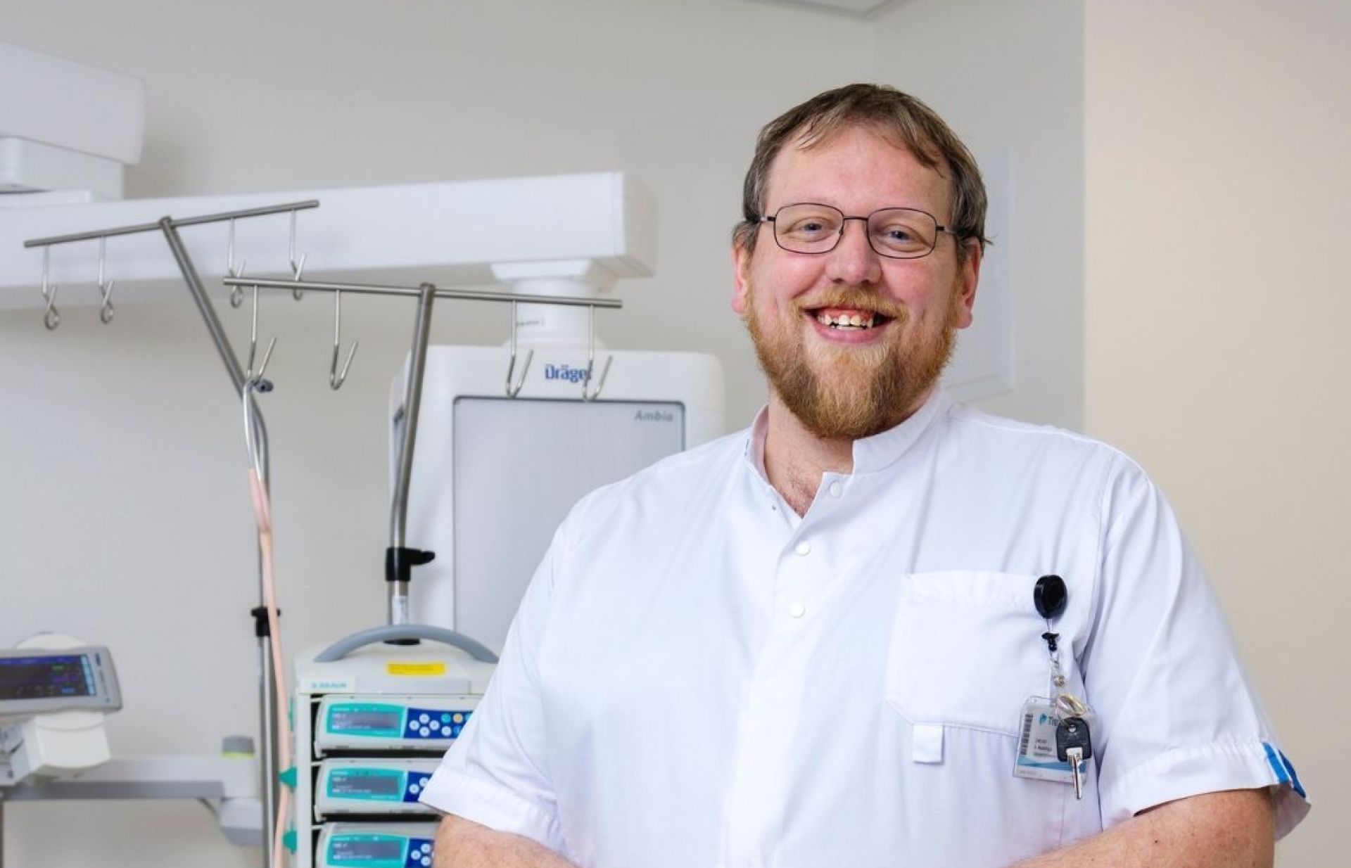 Joris staat op een behandelkamer op de Intensive Care met de handen over elkaar heen