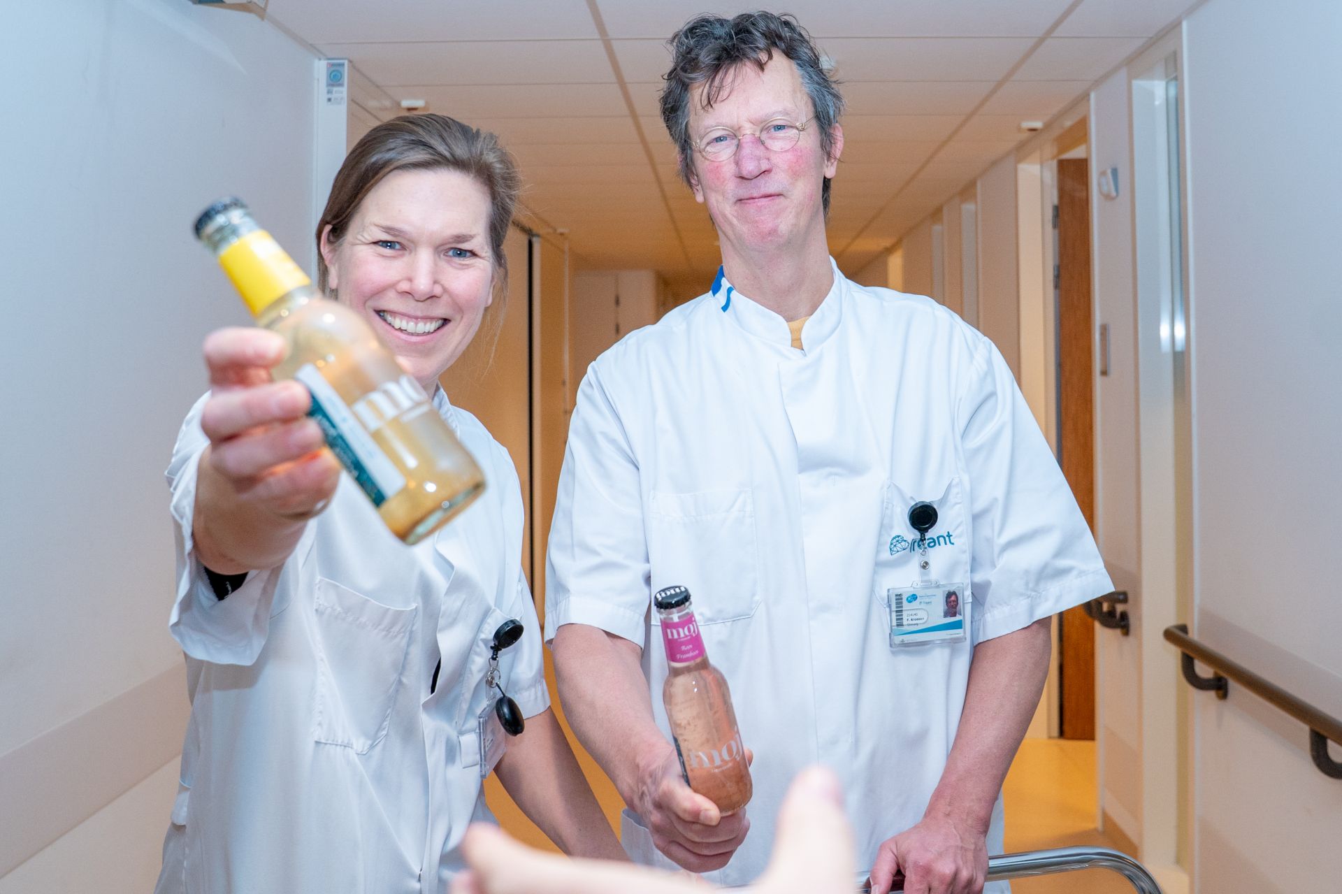 Collega's krijgen een nieuwjaarstraktatie van medisch specialisten in het Scheper in Emmen 